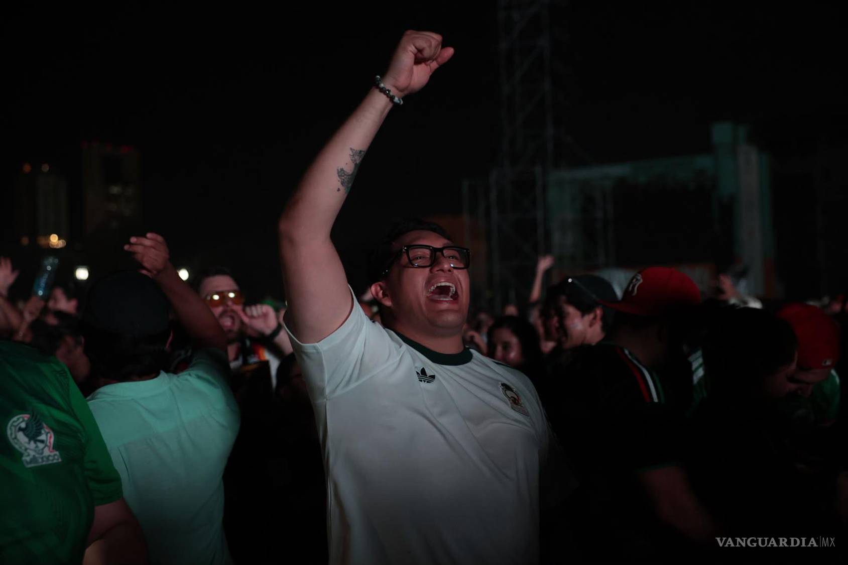 $!Entre banderas, jerseys verdes y cánticos, la afición mexicana convirtió el Fan Fest regio en una auténtica fiesta mundialista.