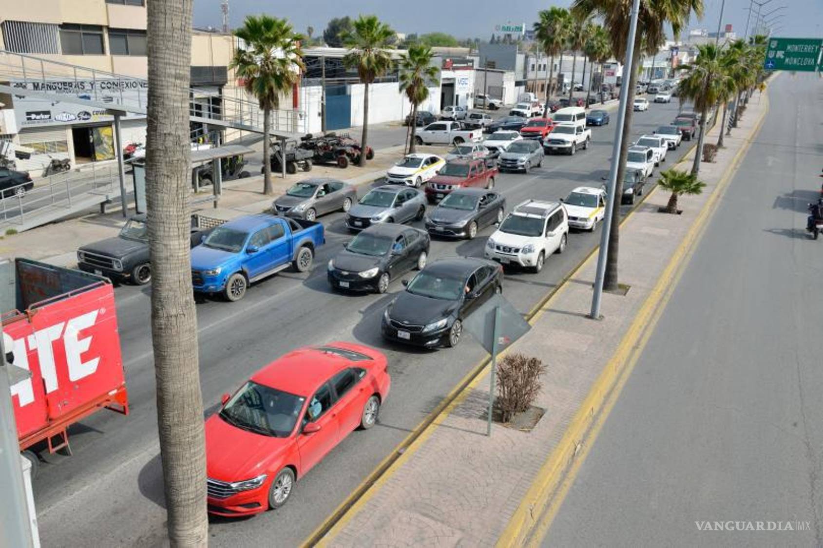 $!El tráfico en el cruce de Nazario y Sarmiento se vuelve caótico, con conductores tomando decisiones peligrosas.