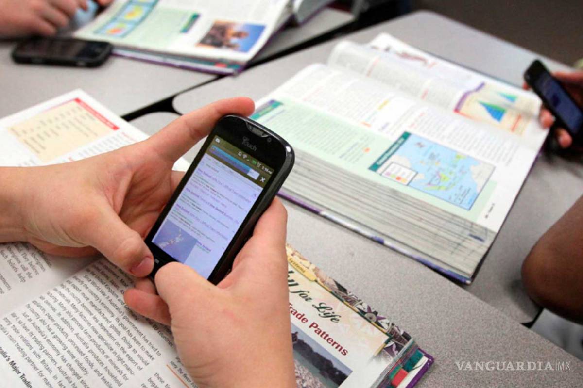 Francia prohibirá a estudiantes uso de celulares en escuelas
