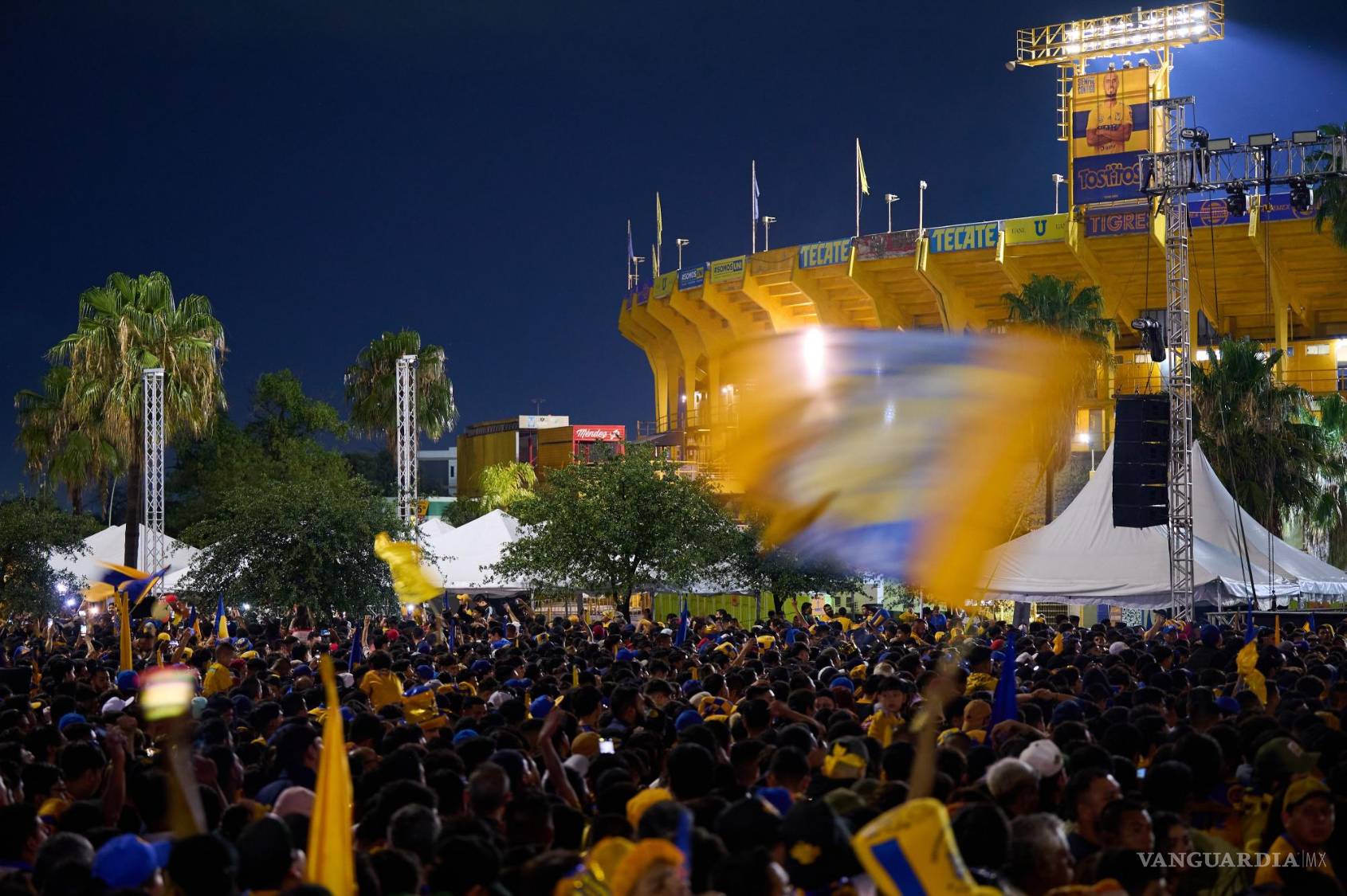 $!Miles de aficionados se dieron cita en las afueras del Volcán para esperar la llegada de su equipo.