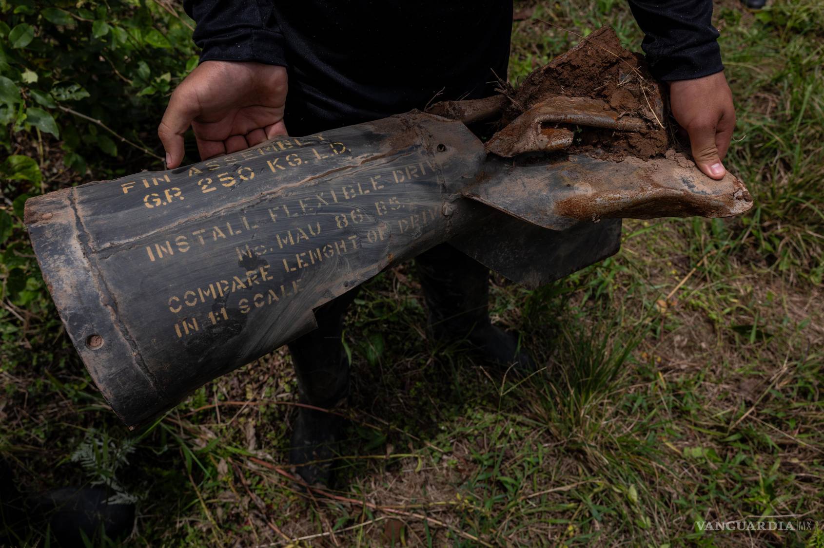 $!Tras la fotografía publicada por The New York Times sobre una munición sin explotar en el sur de Colombia, cerca de la frontera con Ecuador, se desató rápidamente una tensa disputa entre ambos países.