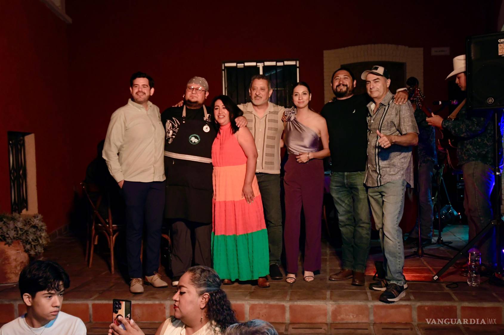 $!Los asistentes recorrieron el recinto y conocieron la historia del sarape, prenda emblema de la capital coahuilense.