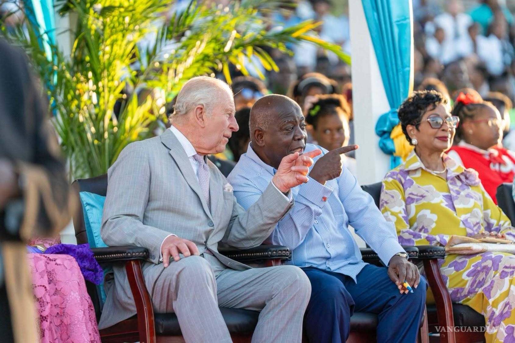 $![ministro de Bahamas, Philip Davis (c), junto a El rey Carlos III durante una visita este martes, a Nasáu]