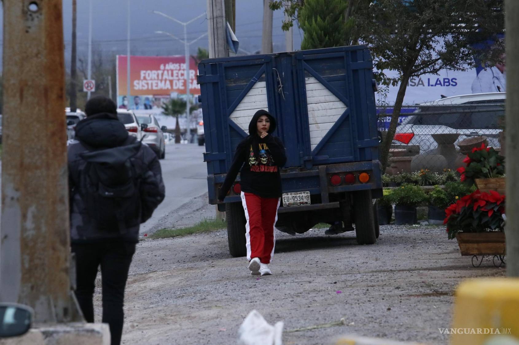 $!Hay lugares en Saltillo donde el espacio que debe ocupar la banqueta está invadido.