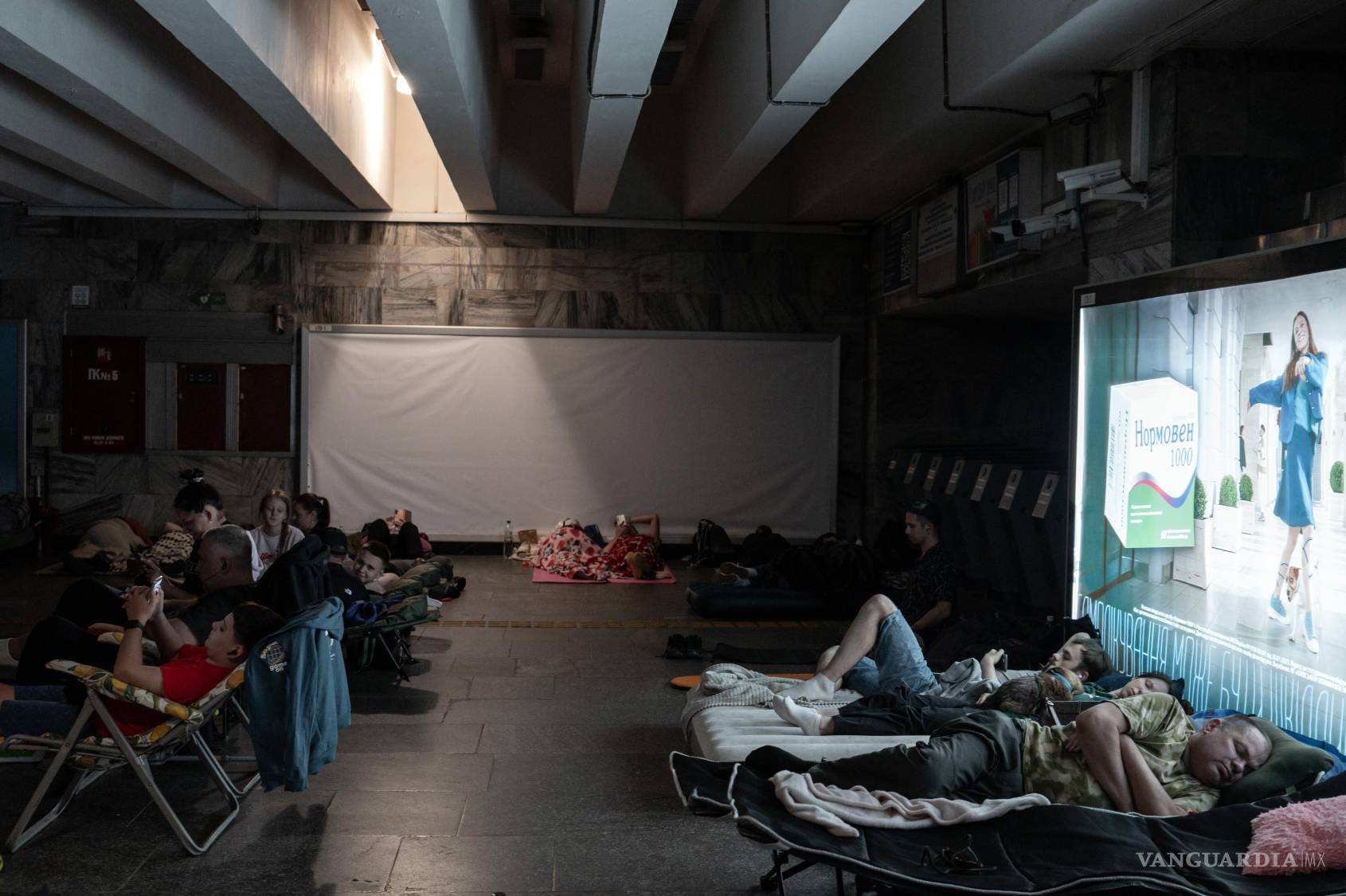 $!Personas se refugian en una estación de metro de Kiev, la capital de Ucrania, durante ataques aéreos rusos en la madrugada del jueves 30 de julio de 2026.