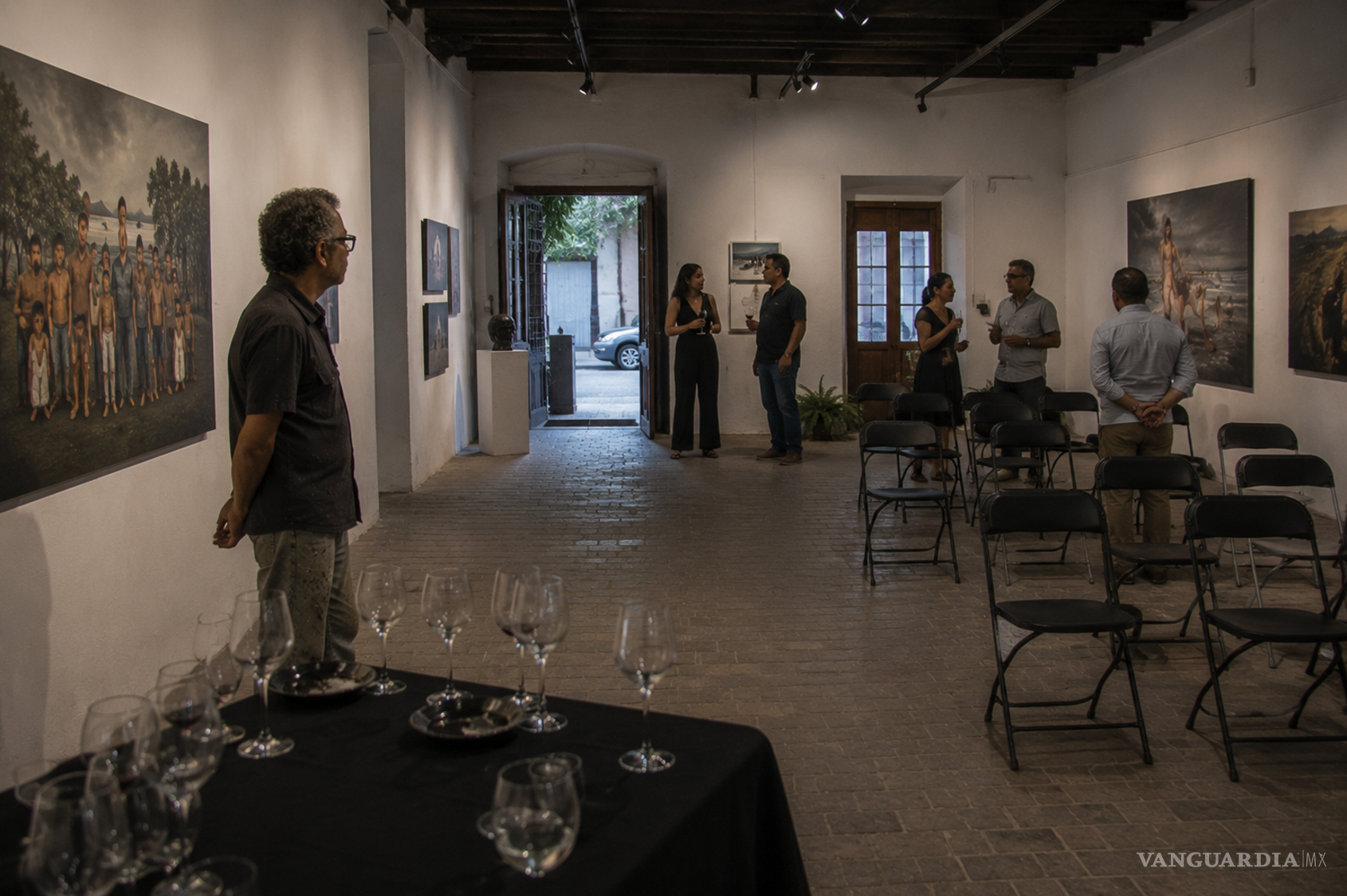 $!Según el testimonio del artista, algunos colegas evitaban asistir públicamente a sus inauguraciones y visitaban la exposición días después, por separado. La ausencia adquiría así el carácter de una forma silenciosa de exclusión.