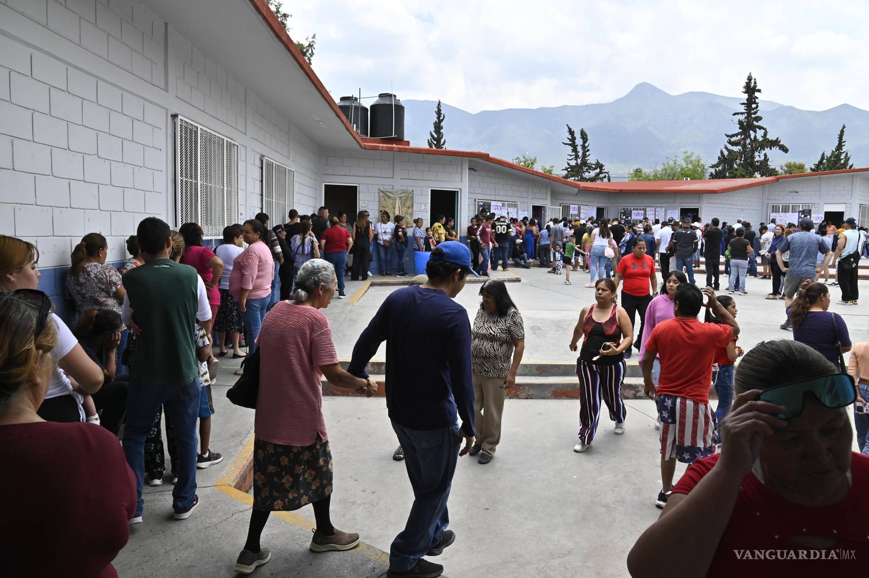 $!Las largas filas en algunas casillas contrastaron con otras que permanecieron semivacías debido al abstencionismo.