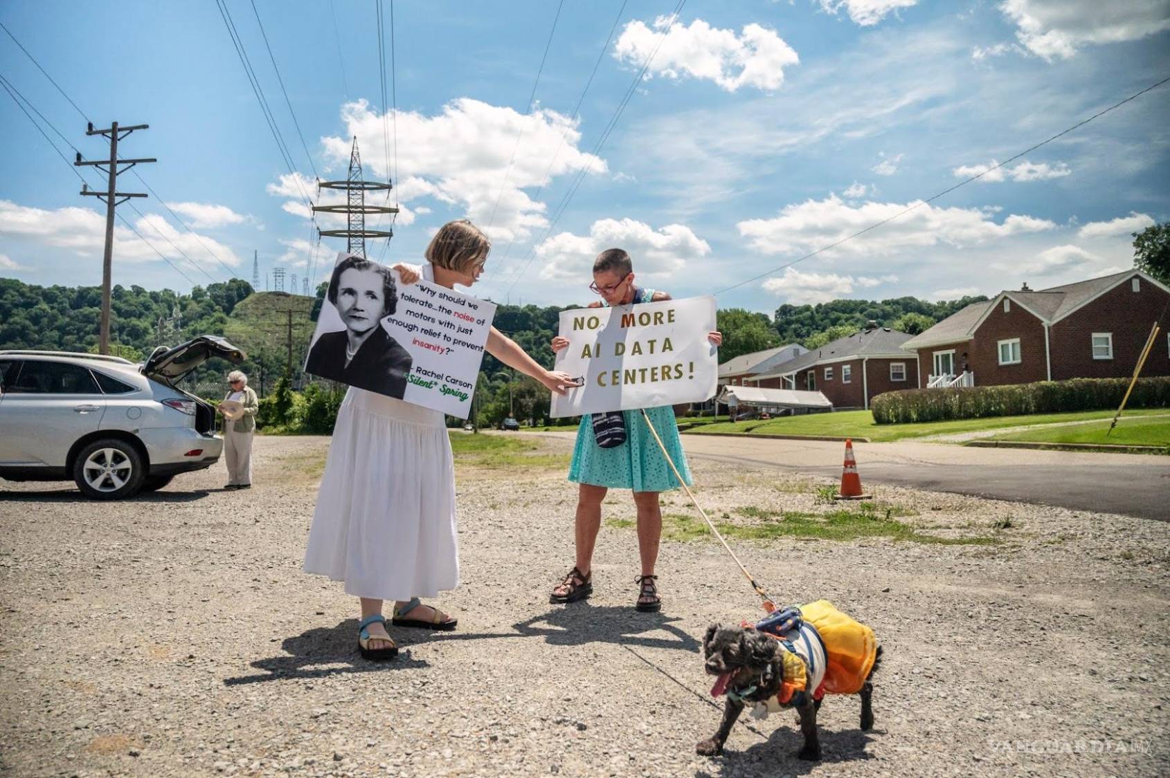 $!Charolette Baierl, organizadora regional para el valle del río Ohio de Climate Reality Project (i), y Sally Simpson, organizadora de Ford City, protestan contra un centro de datos proyectado cerca del parque Rachel Carson Riverfront.