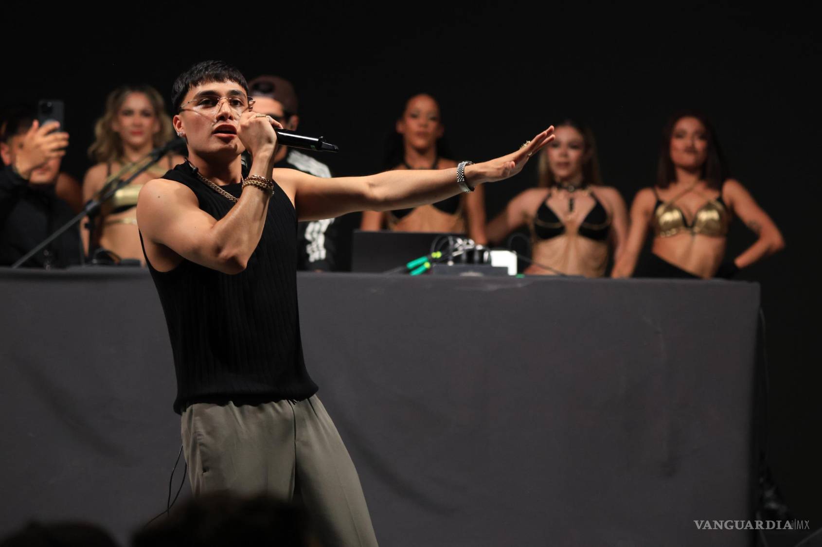 $!El artista convivió con el público y agradeció la entrega de sus seguidores saltillenses.