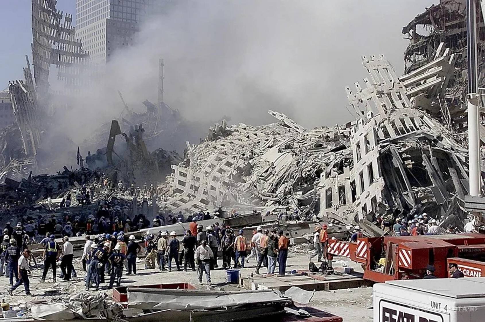 $!Equipos de bomberos y rescate buscan entre los escombros del World Trade Center en Nueva York.