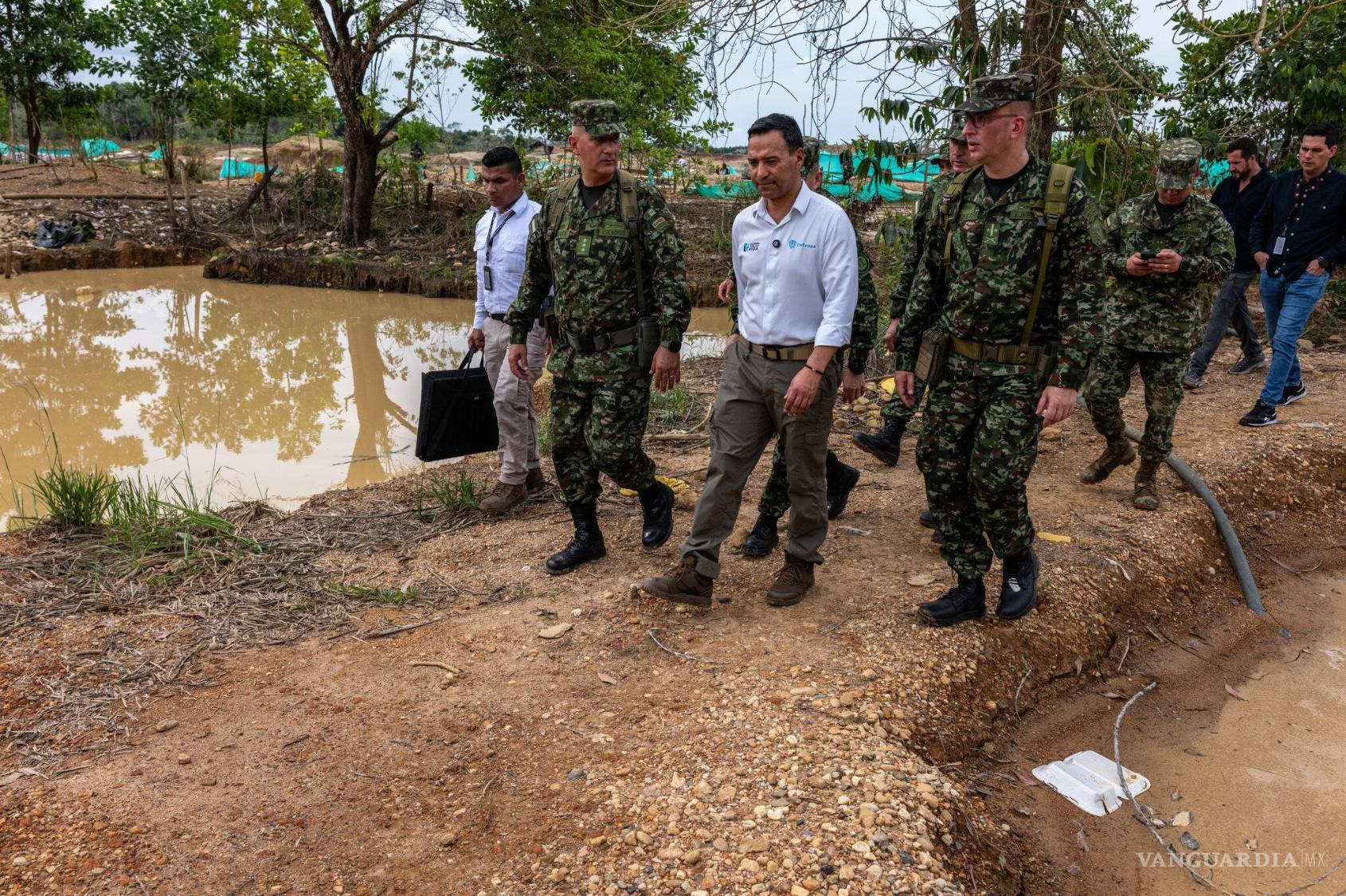 $!El Ministro de Defensa de Colombia, Pedro Sánchez, acompañado por altos mandos militares, inspecciona las áreas degradadas por la minería ilegal de oro durante una visita de campo.