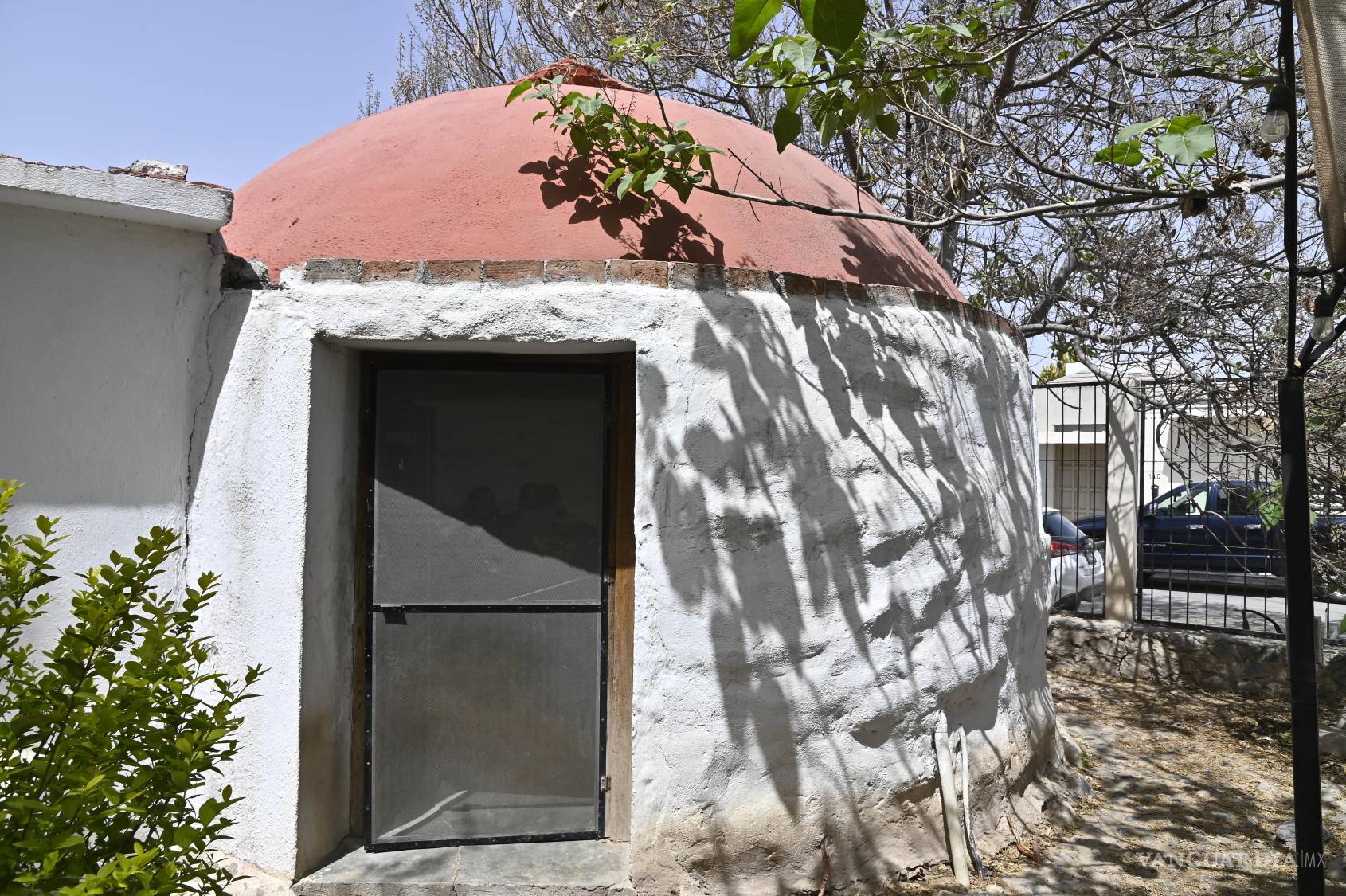 $!En esta vivienda circular de superadobe, cada rincón refleja el compromiso de la familia con el medio ambiente y la eficiencia de los recursos.