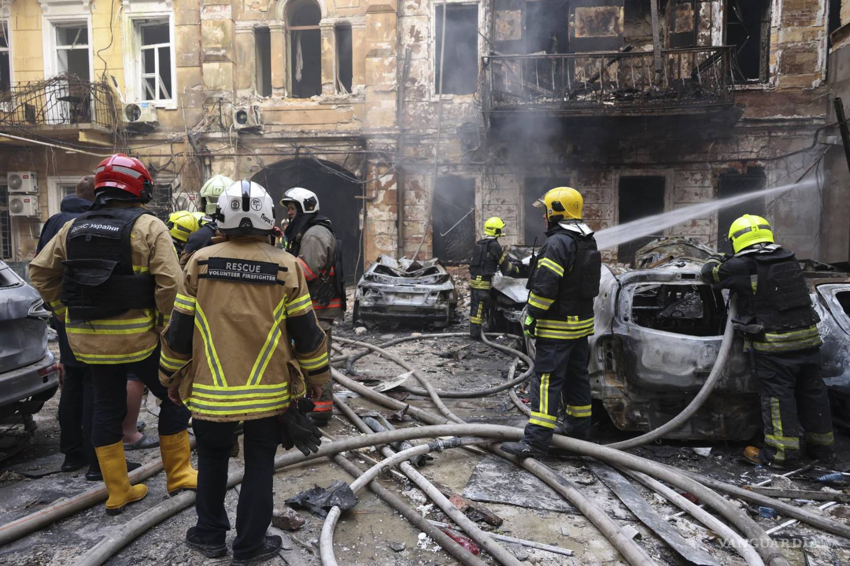 $!282Equipos de rescate ucranianos trabajan en el lugar de un ataque ruso contra una zona residencial en el centro de Odesa, Ucrania, el 9 de agosto de 2026.
