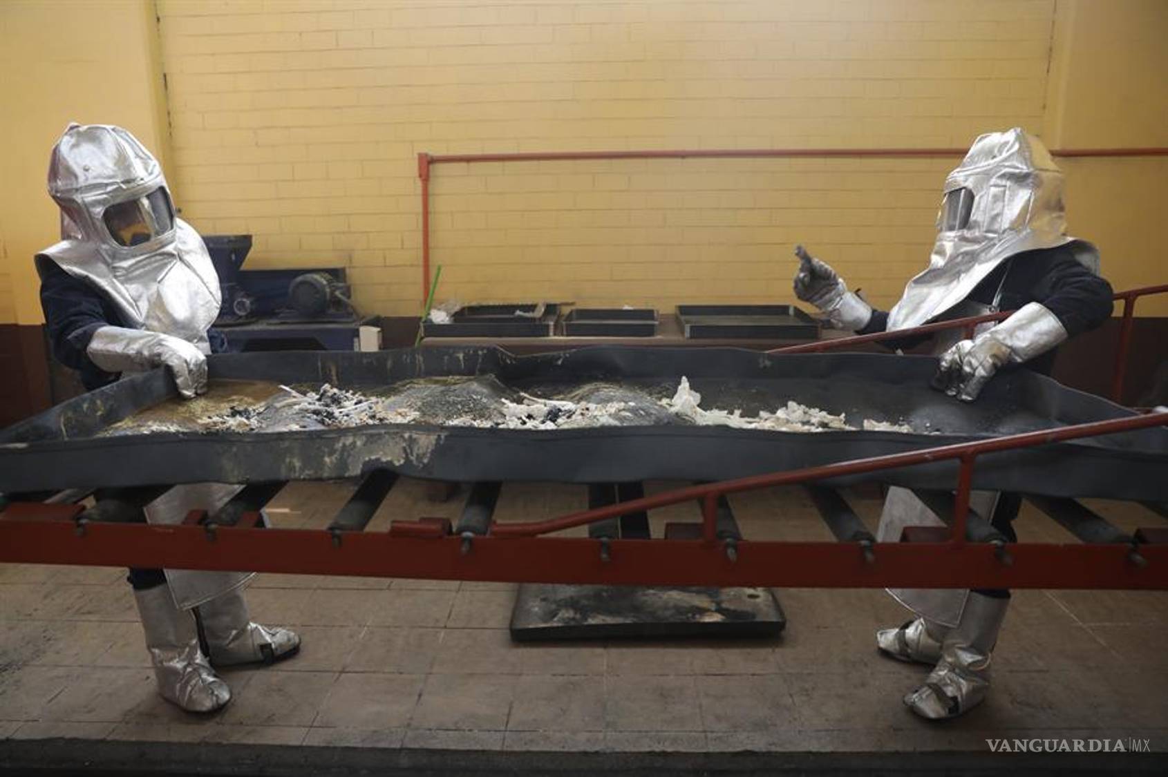 $!Así se trabaja en un crematorio de México saturado de muertes por coronavirus (FOTOS)