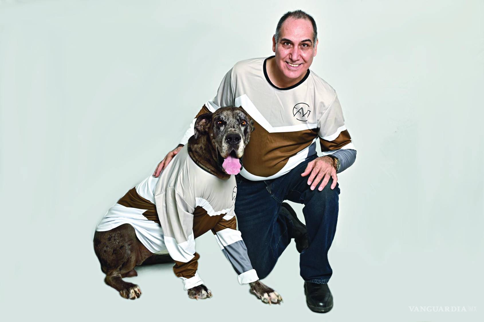 $!Maya posó con la playera de la familia.