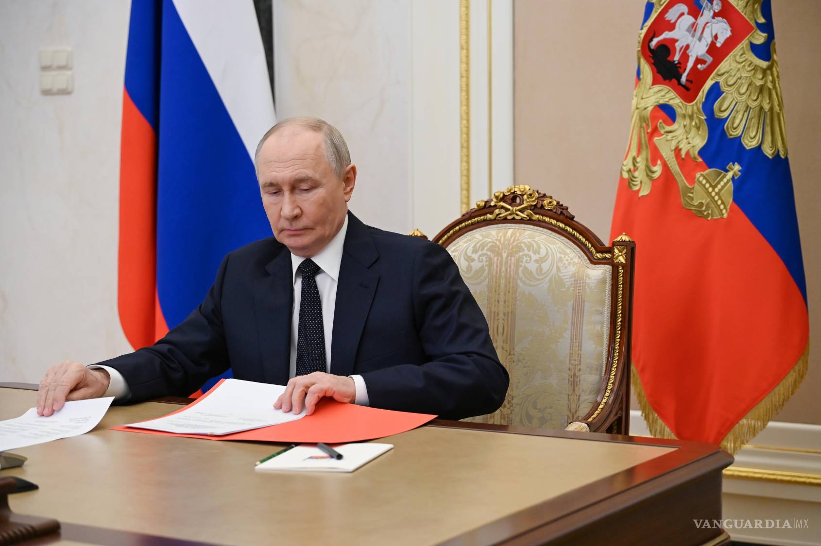 $!El presidente ruso Vladimir Putin preside una reunión con miembros del Consejo de Seguridad por videoconferencia en el Kremlin en Moscú, Rusia.