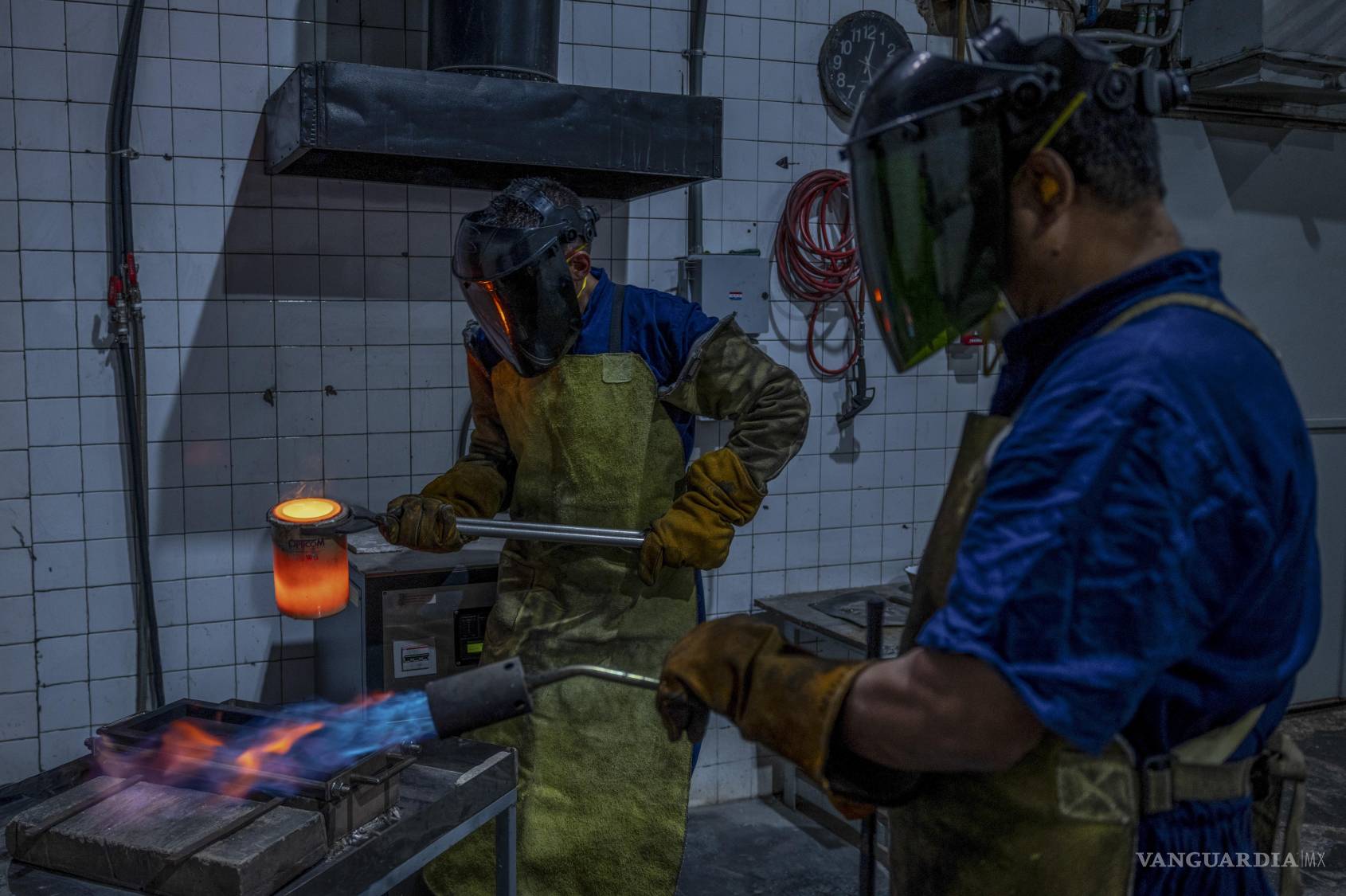 $!Trabajadores funden piezas de oro en Medellín, Colombia, el 21 de abril de 2026.