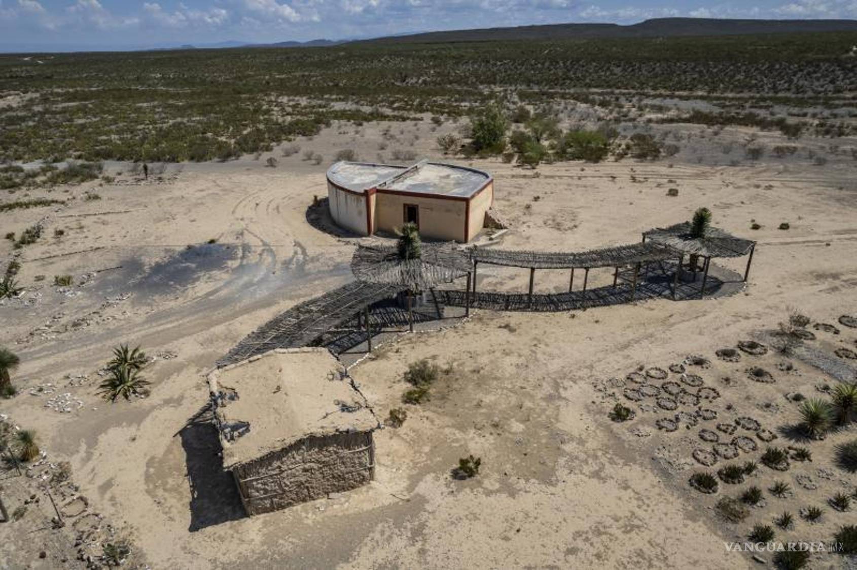 $!El comisario ejidal, Mario Eduardo Mata García, explica cómo los ingresos generados por la visita a las huellas de dinosaurio en Porvenir de Jalpa se destinan a mejorar las instalaciones y servicios del ejido.