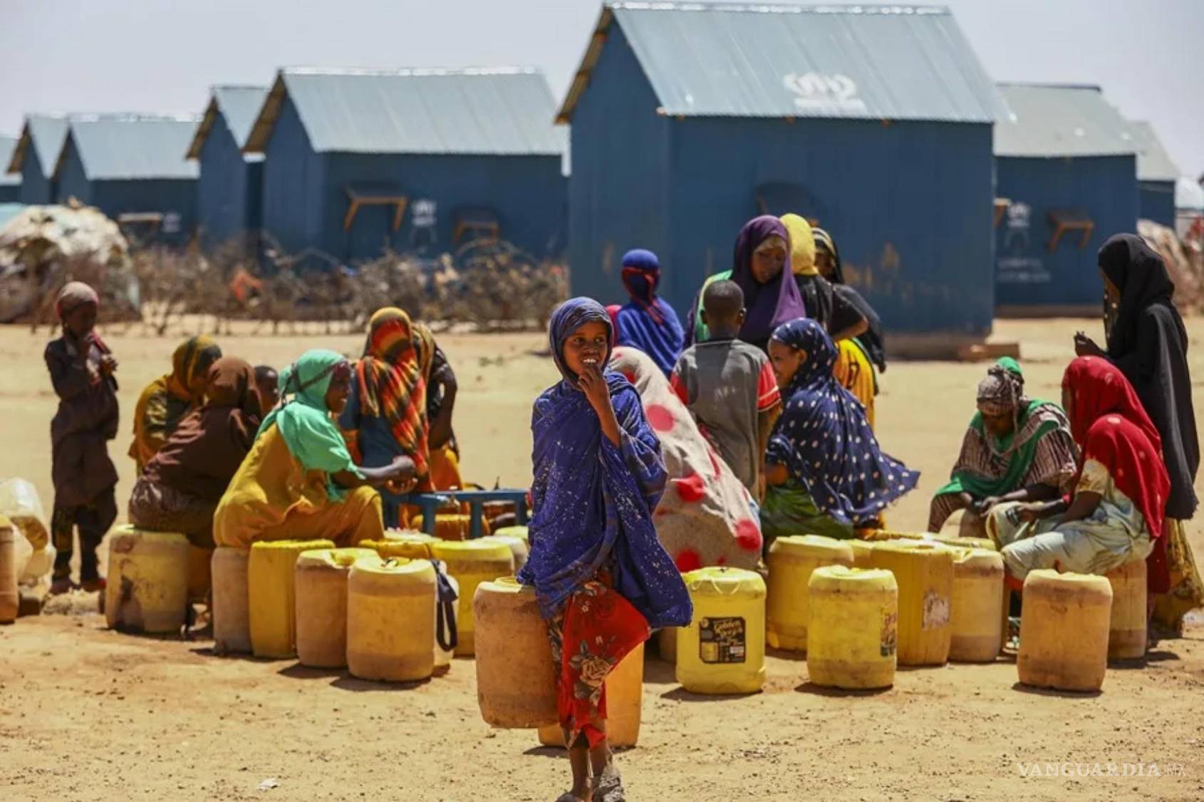 $!Mujeres y niños en un punto de recogida de agua dentro de un campamento para desplazados en Somalia.