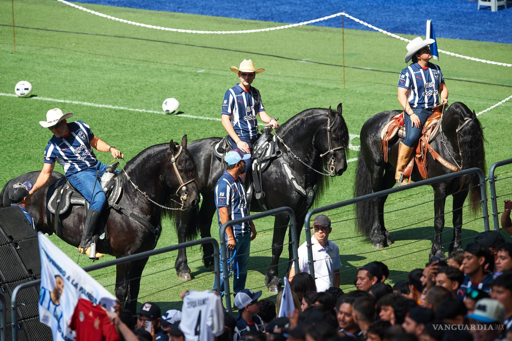 $!n un guiño a su pasión por los caballos, un grupo de jinetes fueron parte del evento en su honor.