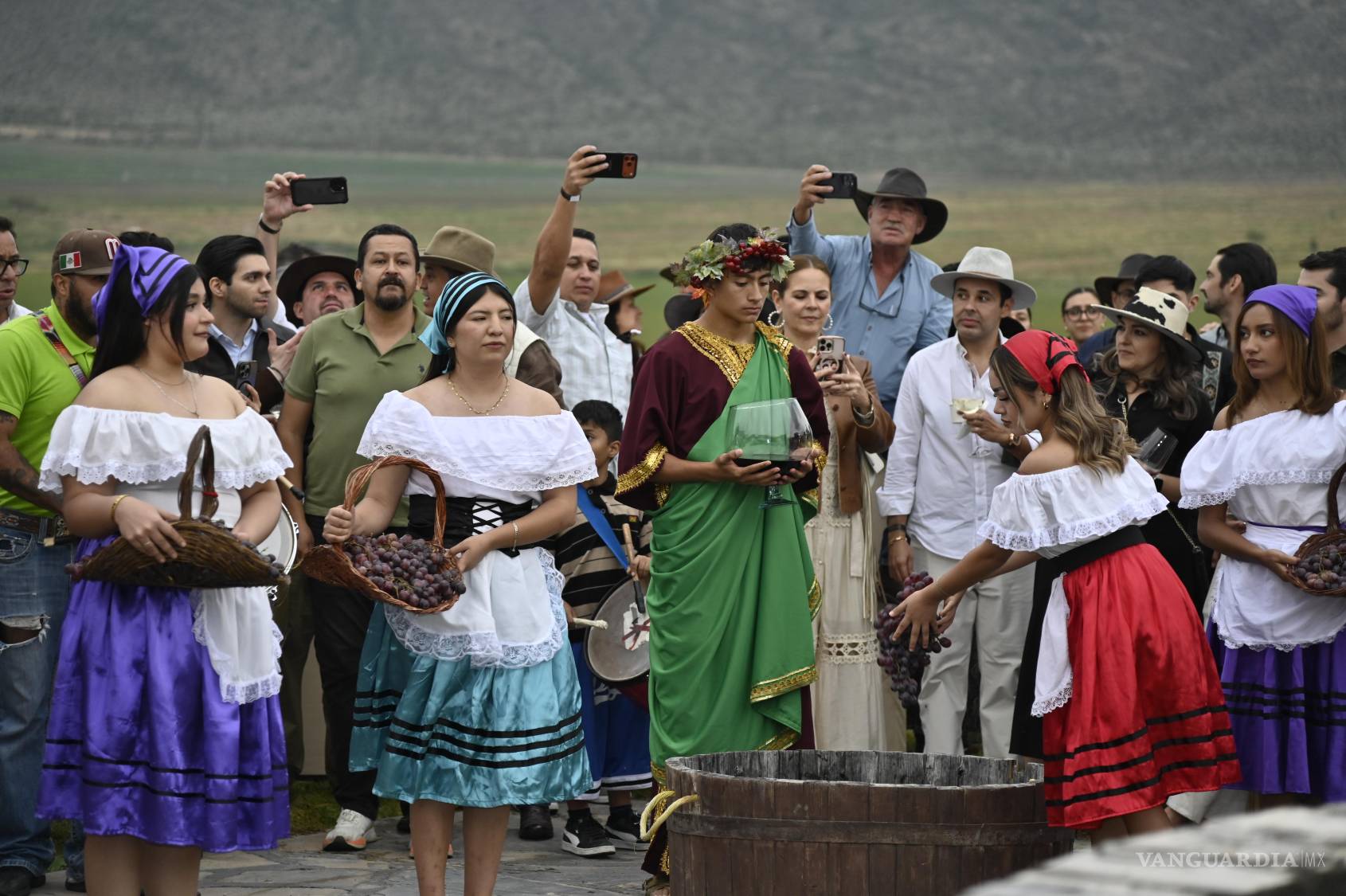 $!Un espectáculo de pirotecnia y música de DJ marcaron el broche de oro de la fiesta de la cosecha en Parras, Coahuila.