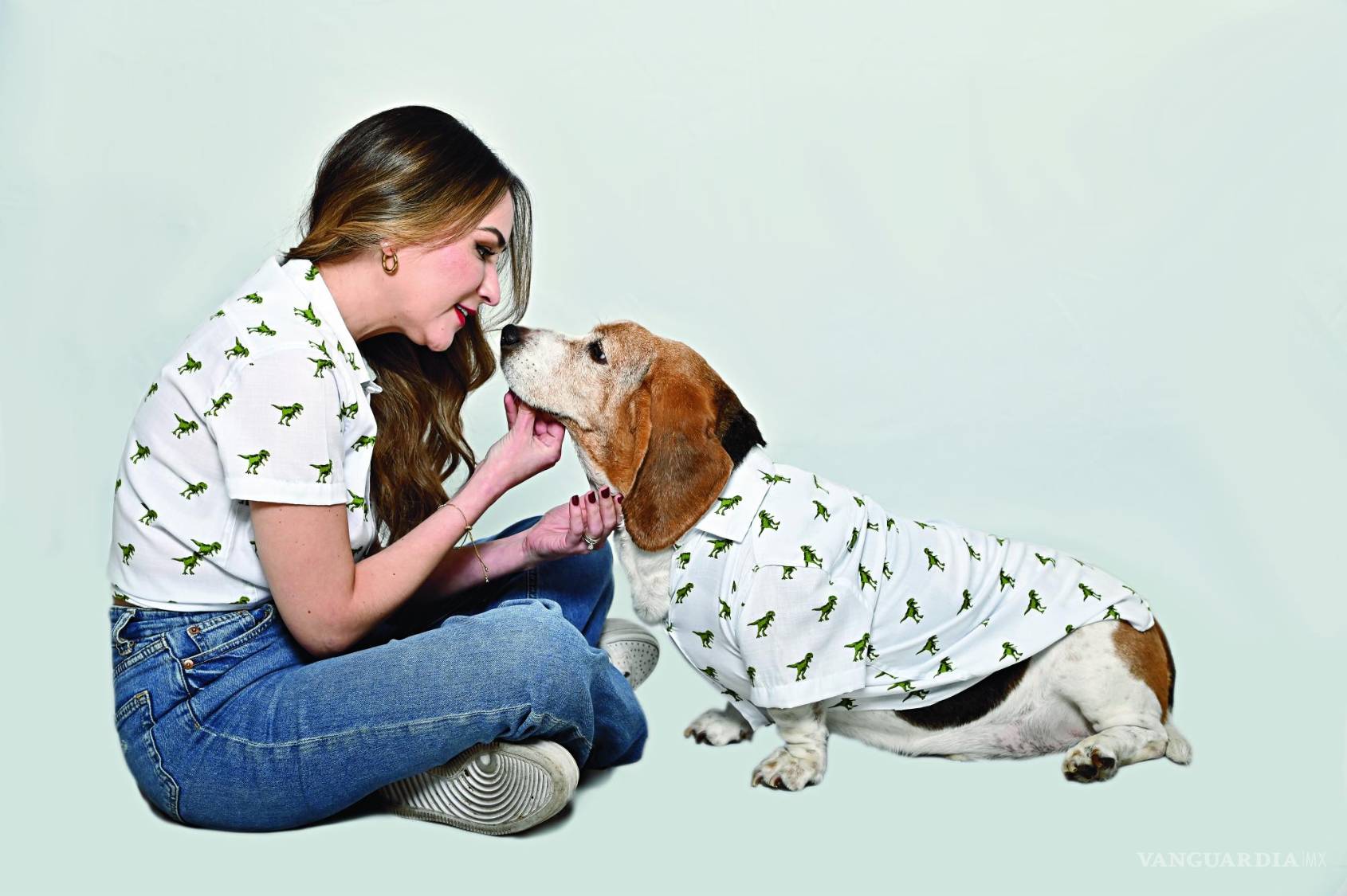 $!Atom es un perrito adoptado y llegó a la vida de Isabel hace cuatro años.