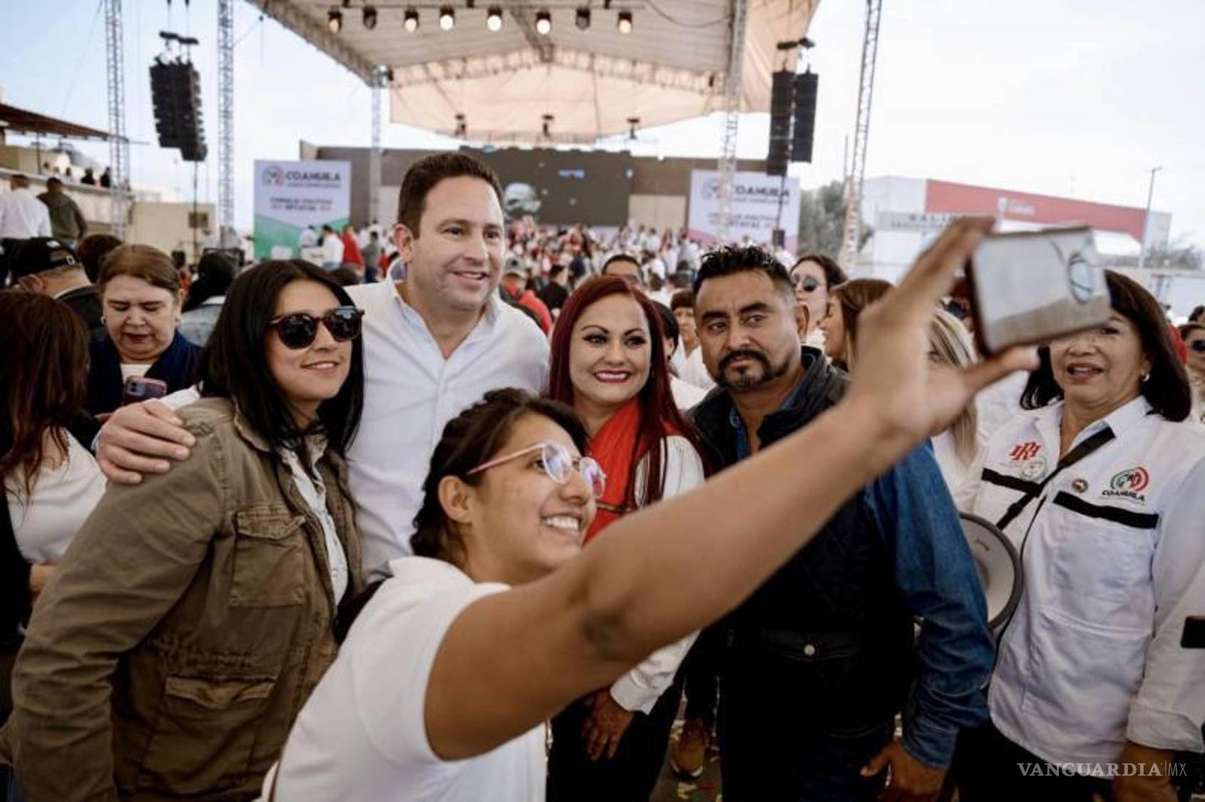 $!Díaz en compañía de la militancia priista.