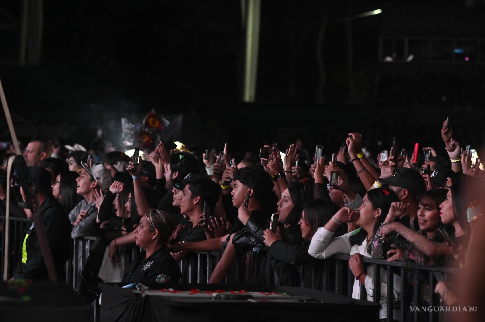 $!Fans de todas las edades corearon con emoción los temas de Junior H, consolidando el éxito de los Corridos Tumbados en Saltillo.