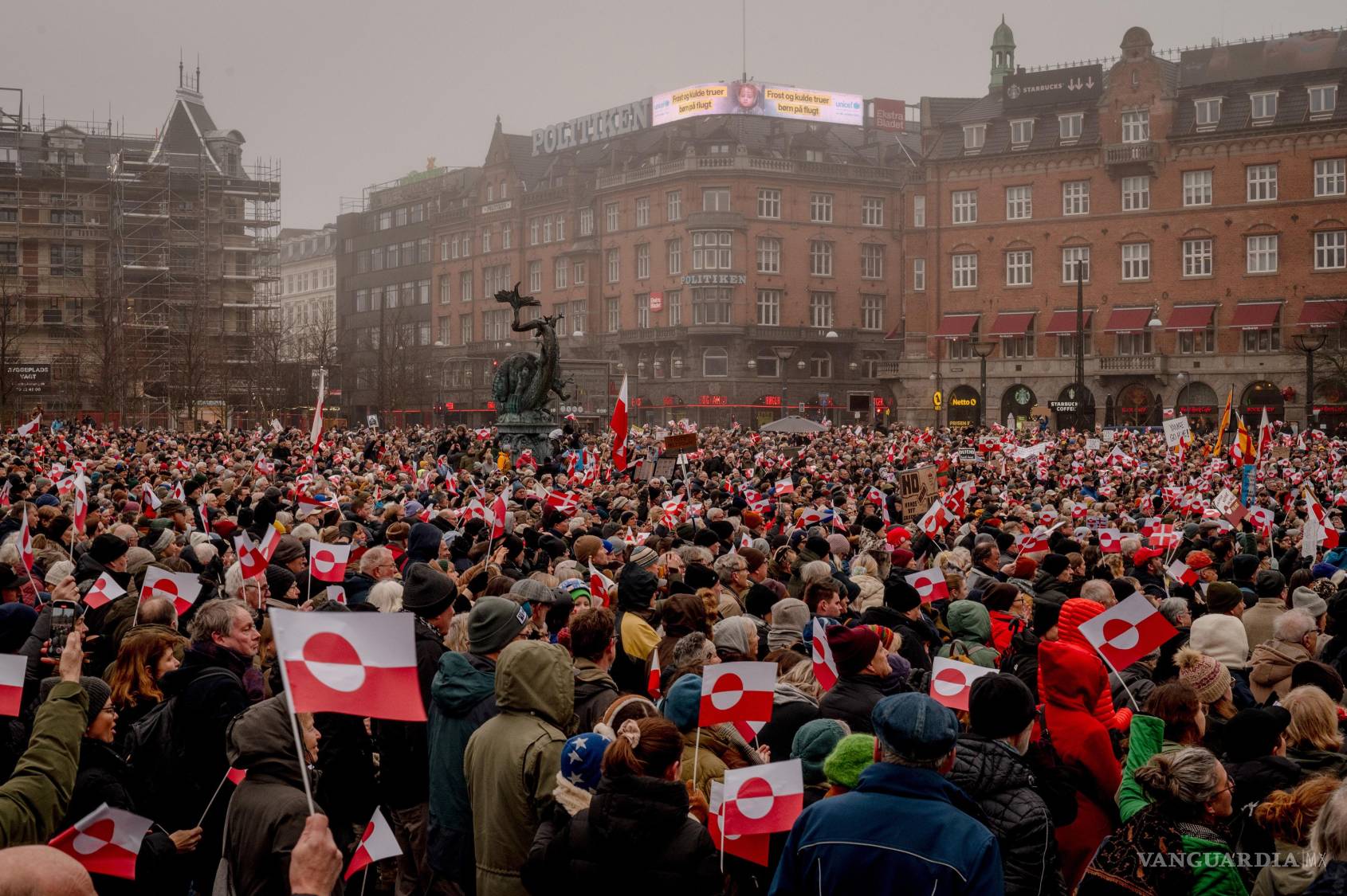 $!Una multitud de manifestantes ondea banderas groenlandesas en una plaza europea, rechazando cualquier intento de transferencia de propiedad o soberanía del territorio.