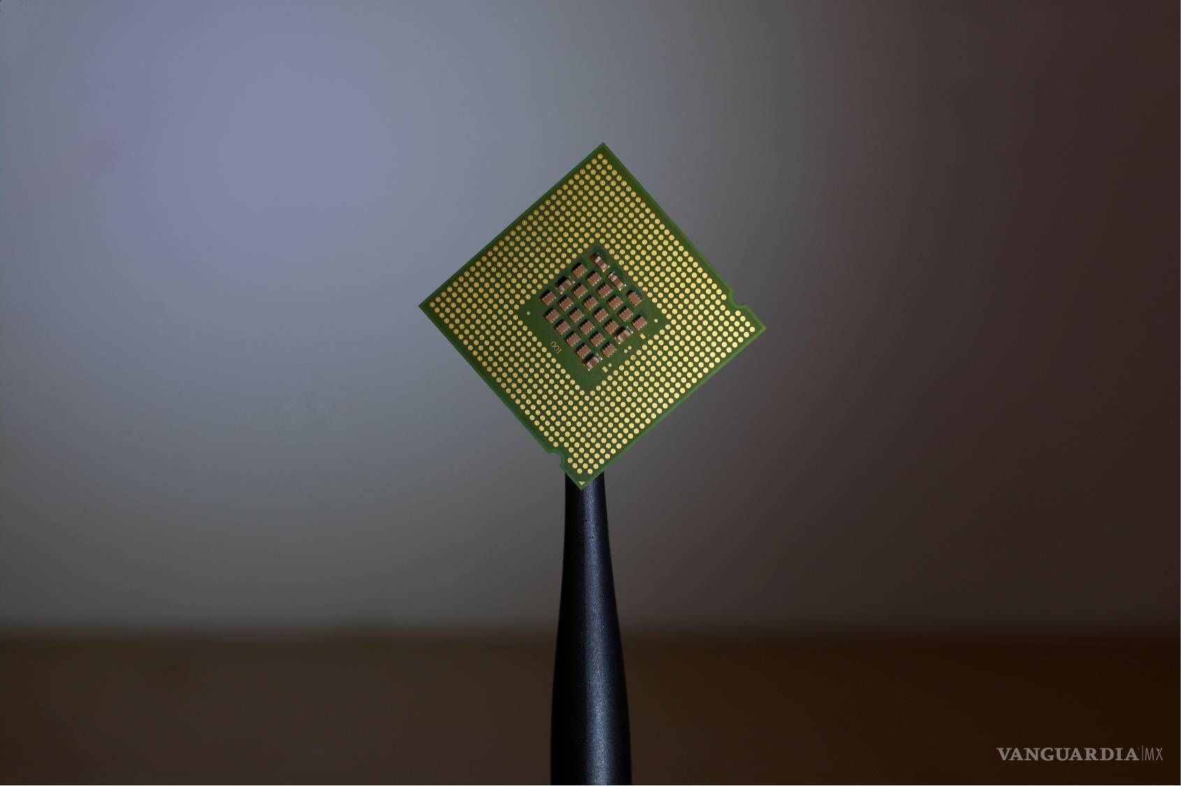 $!Un primer plano de un microprocesador fabricado en Hsinchu, similar a los ‘aceleradores de IA’ diseñados por Nvidia y producidos por TSMC, que alimentan el auge de la inteligencia artificial.