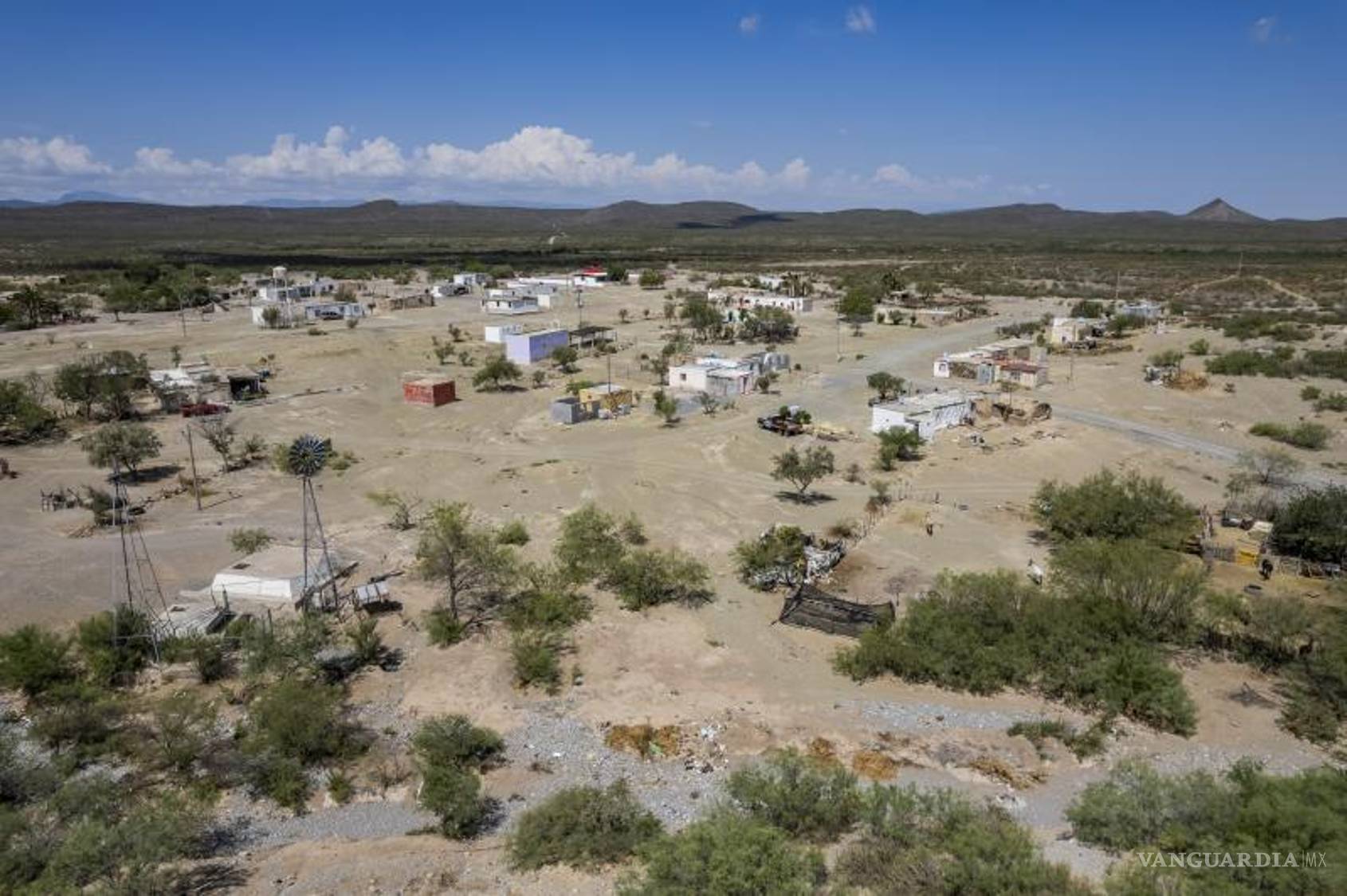 $!Camino accidentado y pendientes pronunciadas hacia las huellas de dinosaurio en Porvenir de Jalpa, un viaje que requiere vehículos adecuados para el terreno.