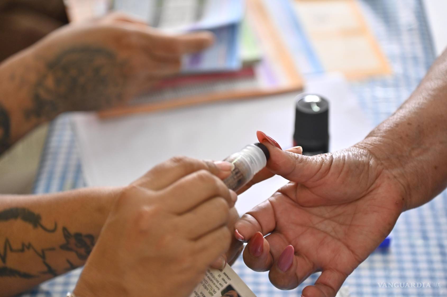 $!Hombres y mujeres acudieron con entusiasmo a emitir su primer voto, con la esperanza de participar en un cambio dentro del sistema judicial.