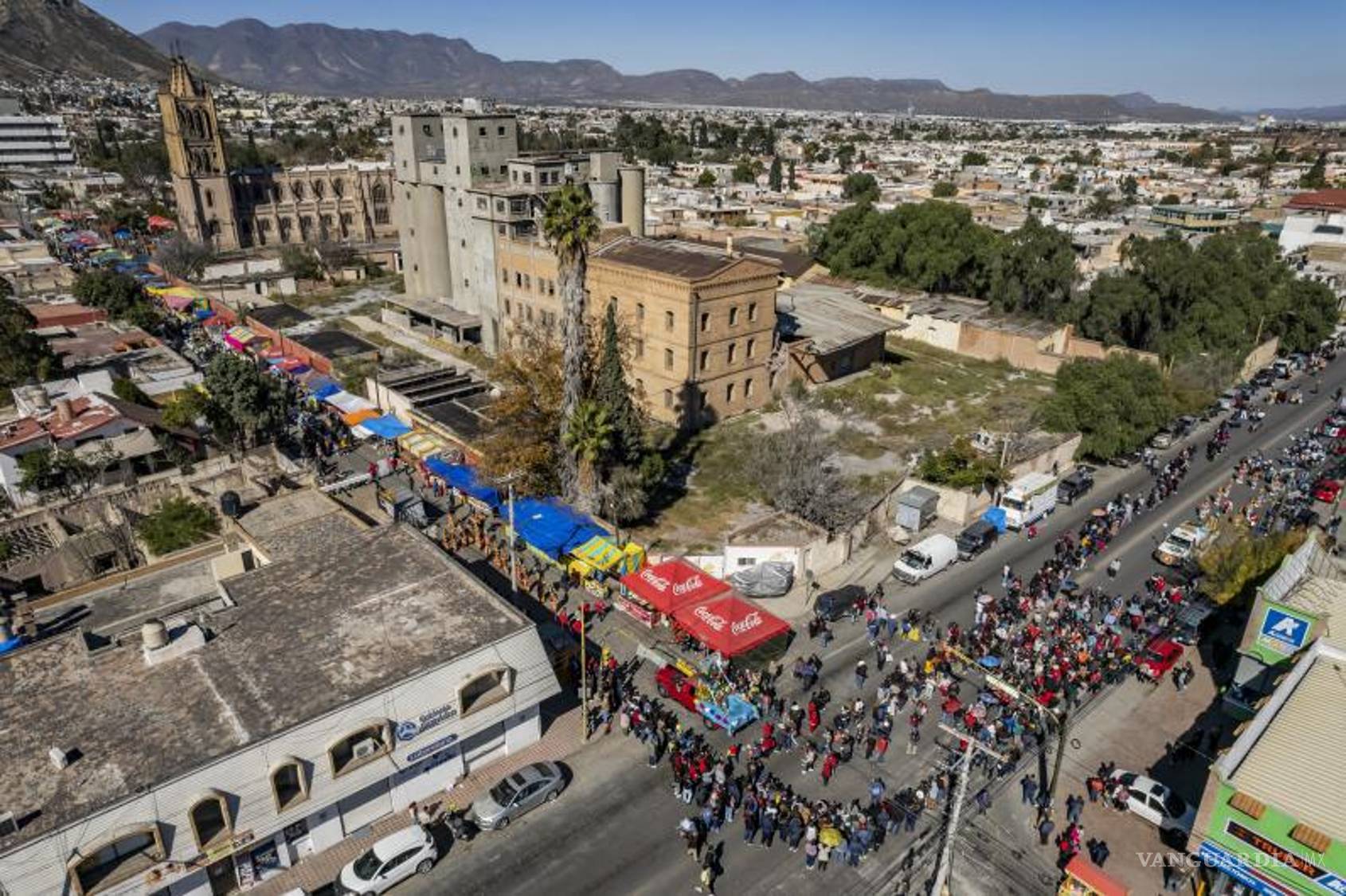 $!Cientos de familias se congregan a lo largo de la vialidad para observar la colorida y espiritual procesión hacia Nuestra Señora de Guadalupe.