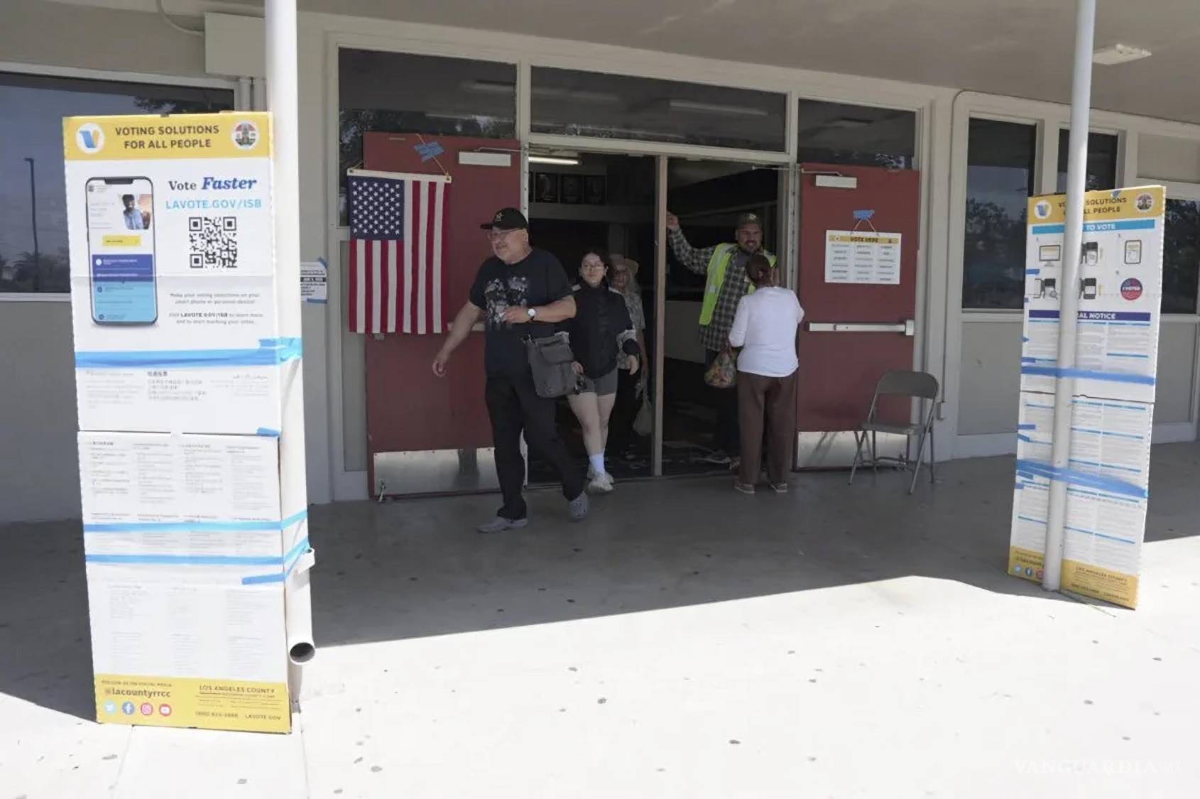 $!Personas saliendo de un puesto de votación en Bell Gardens, California el 3 junio 2026.