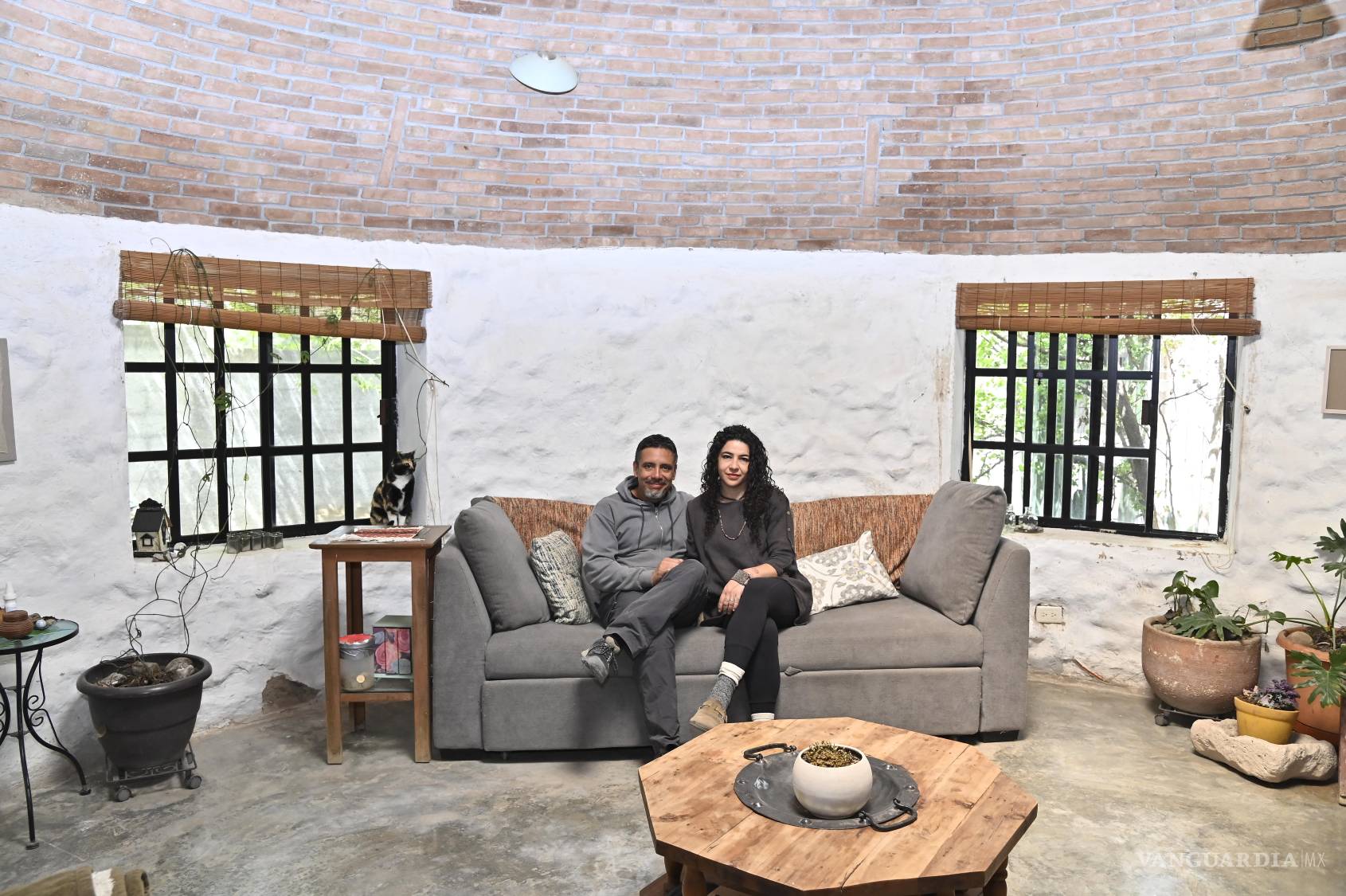 $!Inspirados en una ecoaldea, Elier y Laila edificaron su hogar con costales de tierra, demostrando que otro tipo de construcción es posible.