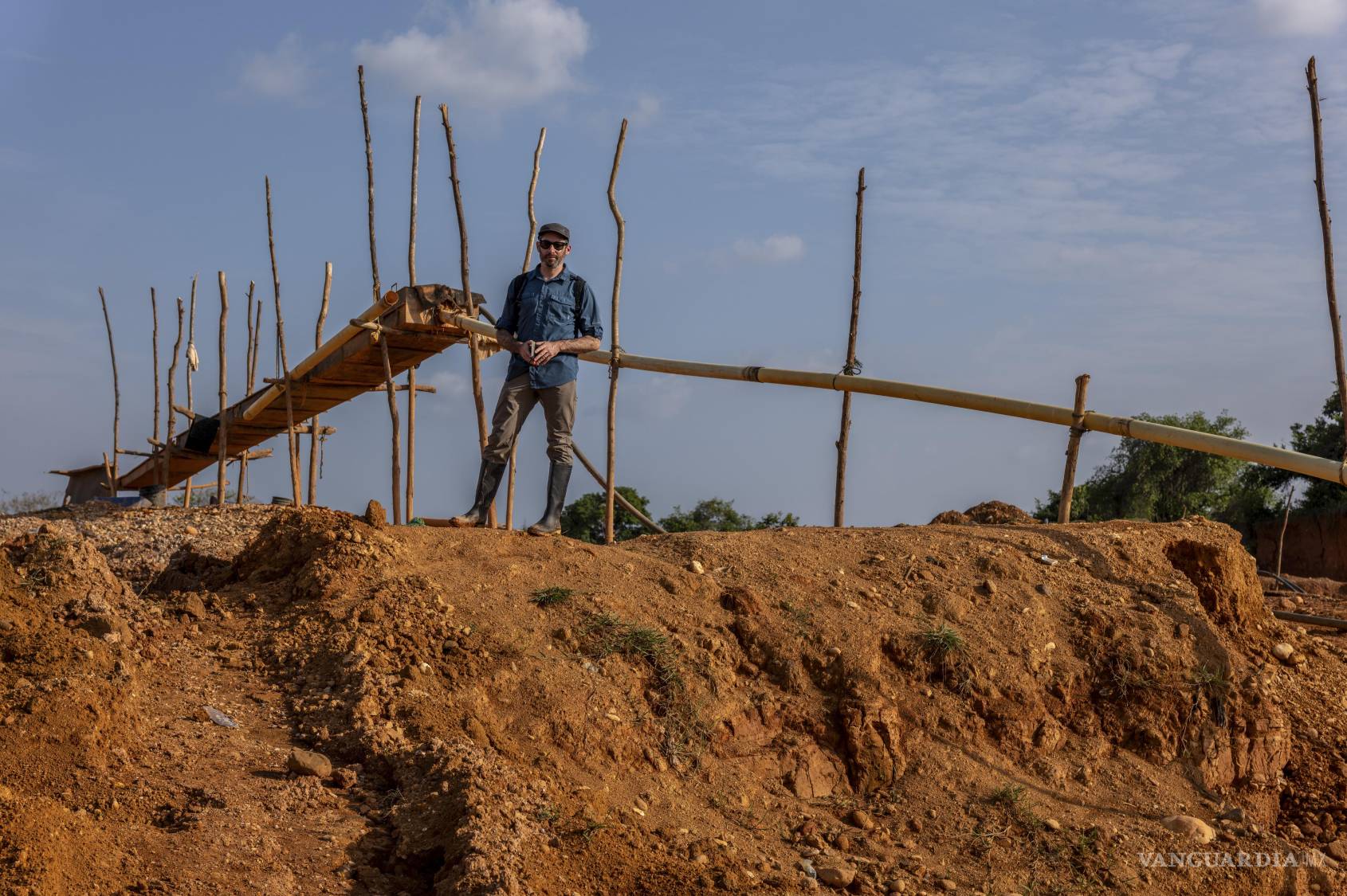$!El reportero del New York Times, Justin Scheck, en la mina de oro La Mandinga en el Cáucaso, Colombia, el 26 de febrero de 2026.