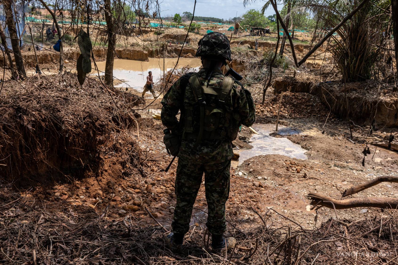 $!Los oficiales habían negado que se estuviera llevando a cabo una operación ilegal de extracción de oro a gran escala a poca distancia de sus puestos.