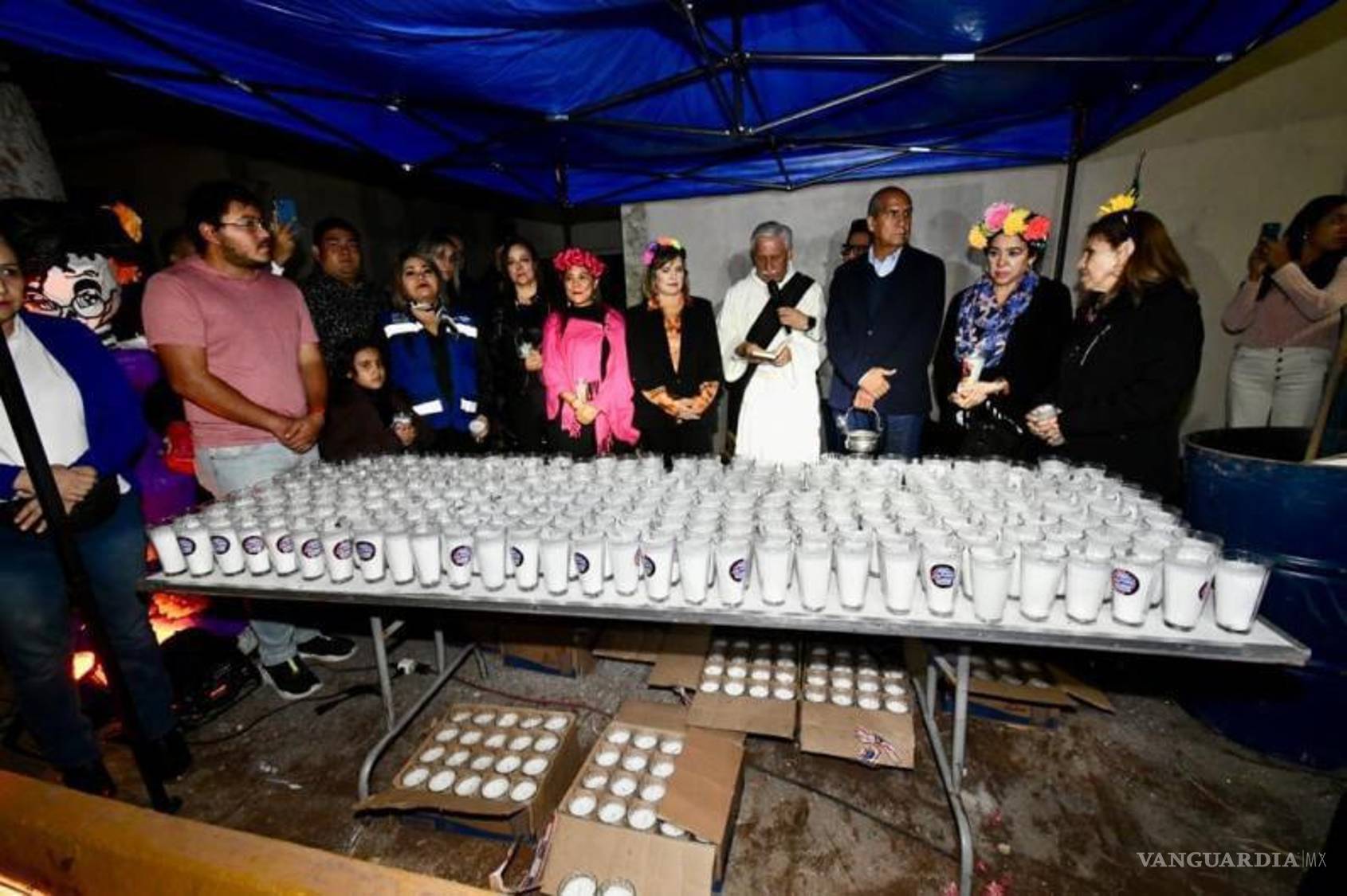 $!Todas las veladoras fueron bendecidas por el sacerdote Roberto del Campo.