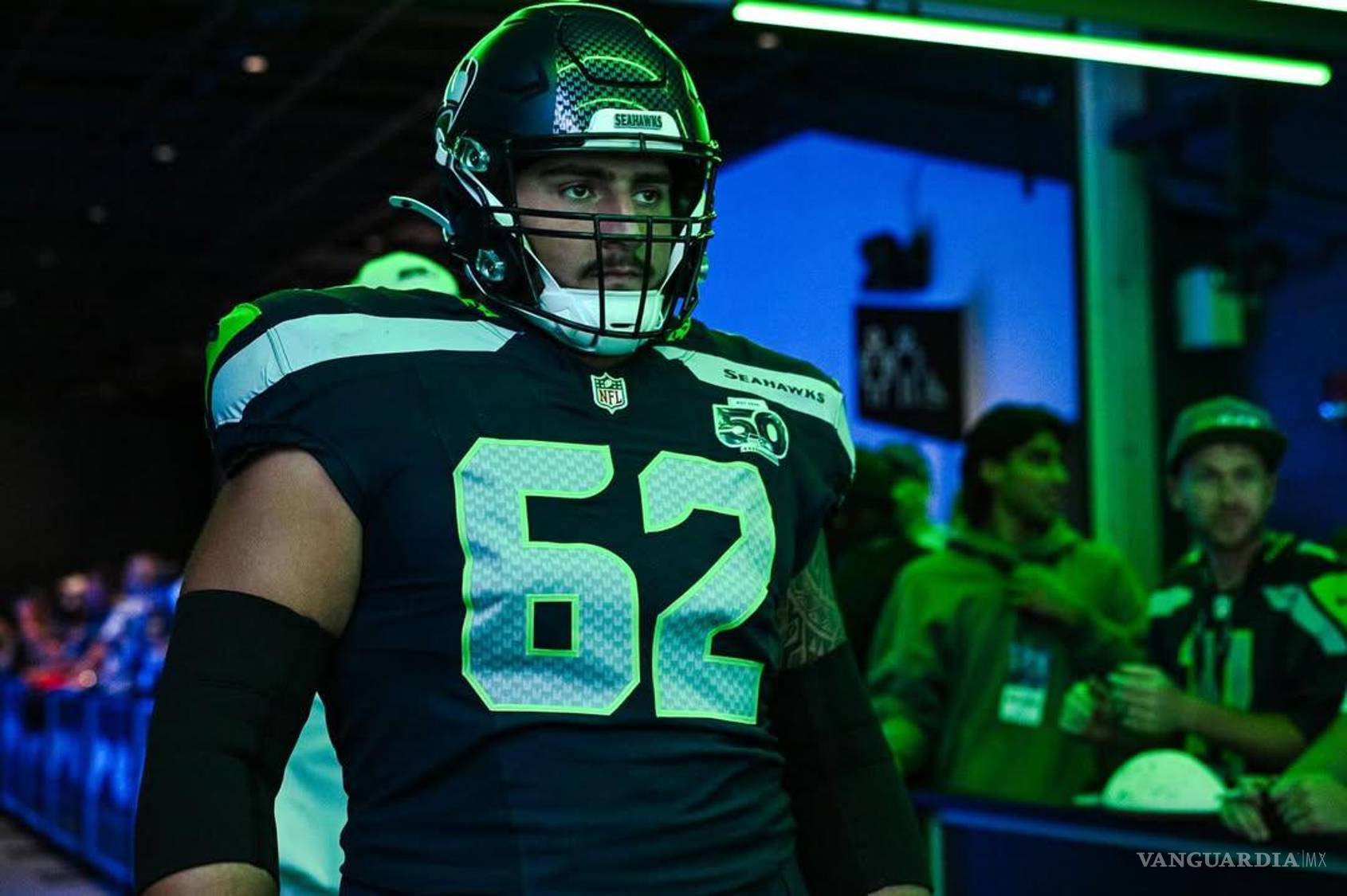 $!Liniero ofensivo de los Seahawks de Seattle, su historia de resiliencia representa el largo camino de muchos jugadores latinos en la NFL.