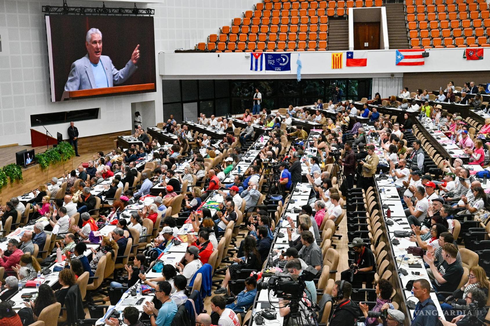 $!El presidente cubano Miguel Díaz-Canel da un discurso de bienvenida a los participantes de la “Nuestra América” en el Palacio de Convenciones de La Habana.