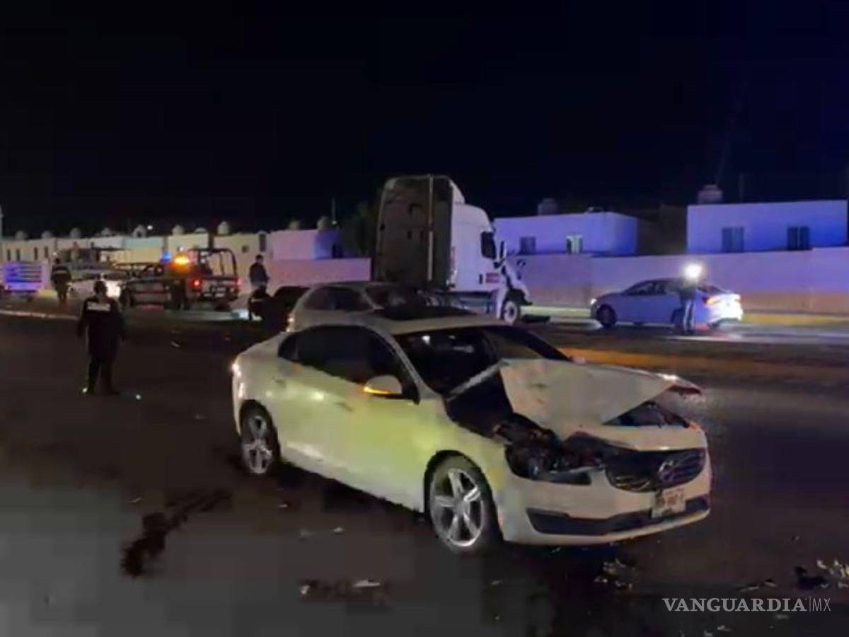 $!Oficiales de Tránsito Municipal acudieron para abanderar la zona y evitar otro percance.