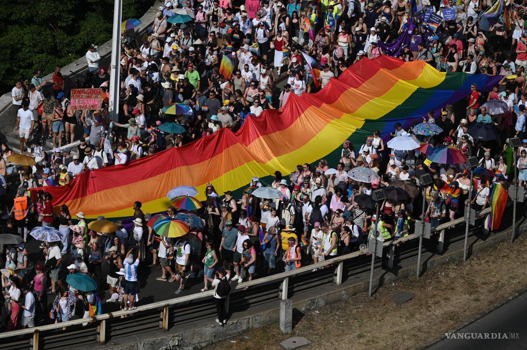 $!Los participantes cruzan el puente Elizabeth durante el 31.º evento del Orgullo de Budapest en el centro de Budapest, Hungría.