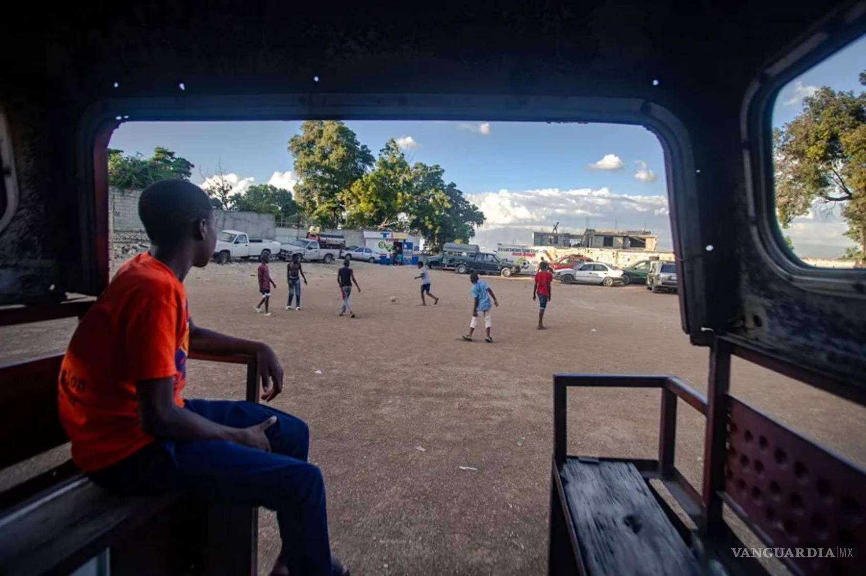 $!Niños jugando fútbol, en Puerto Príncipe, Haití.