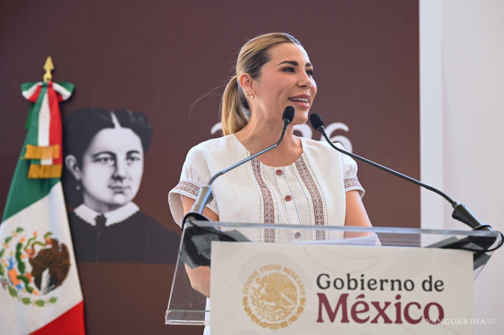 $!Marina del Pilar Ávila Olmeda, gobernadora de Baja California, durante la ceremonia de entrega de la Beca Rita Cetina en Tijuana, Baja California.