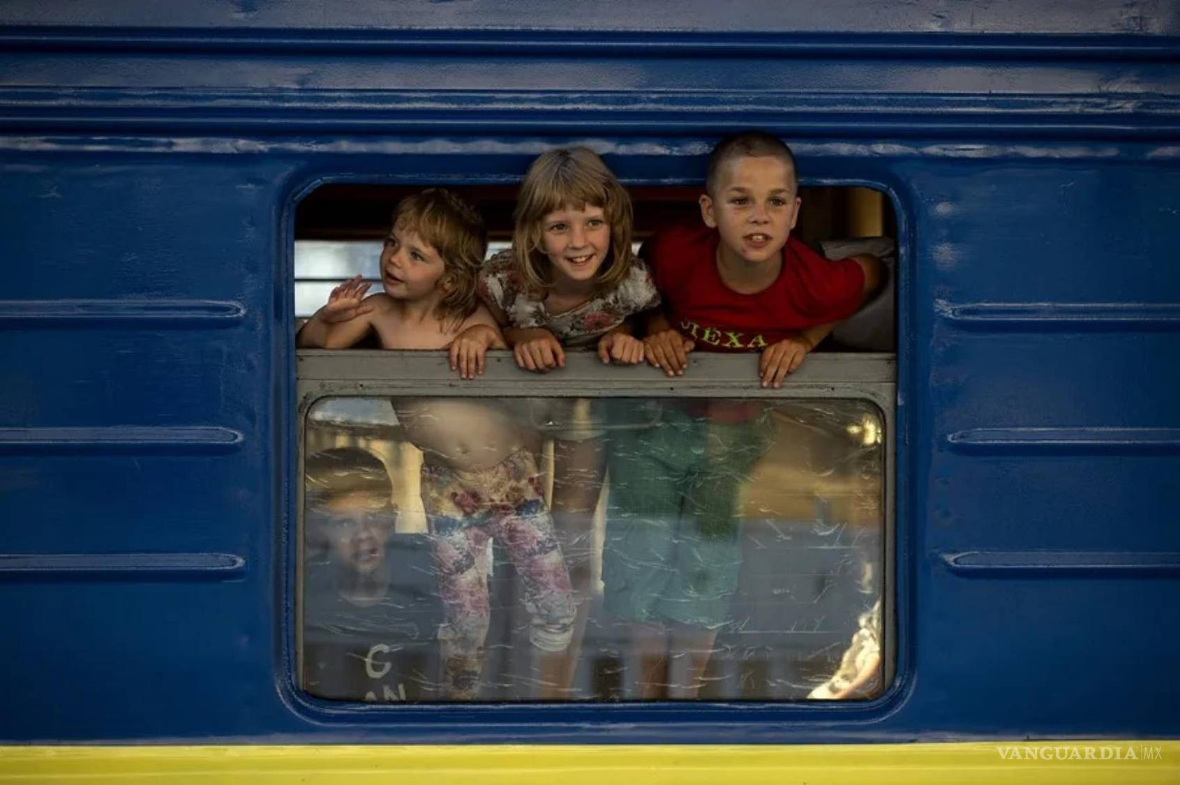 $!Unos niños en un tren en el que fueron evacuados del Donbás.
