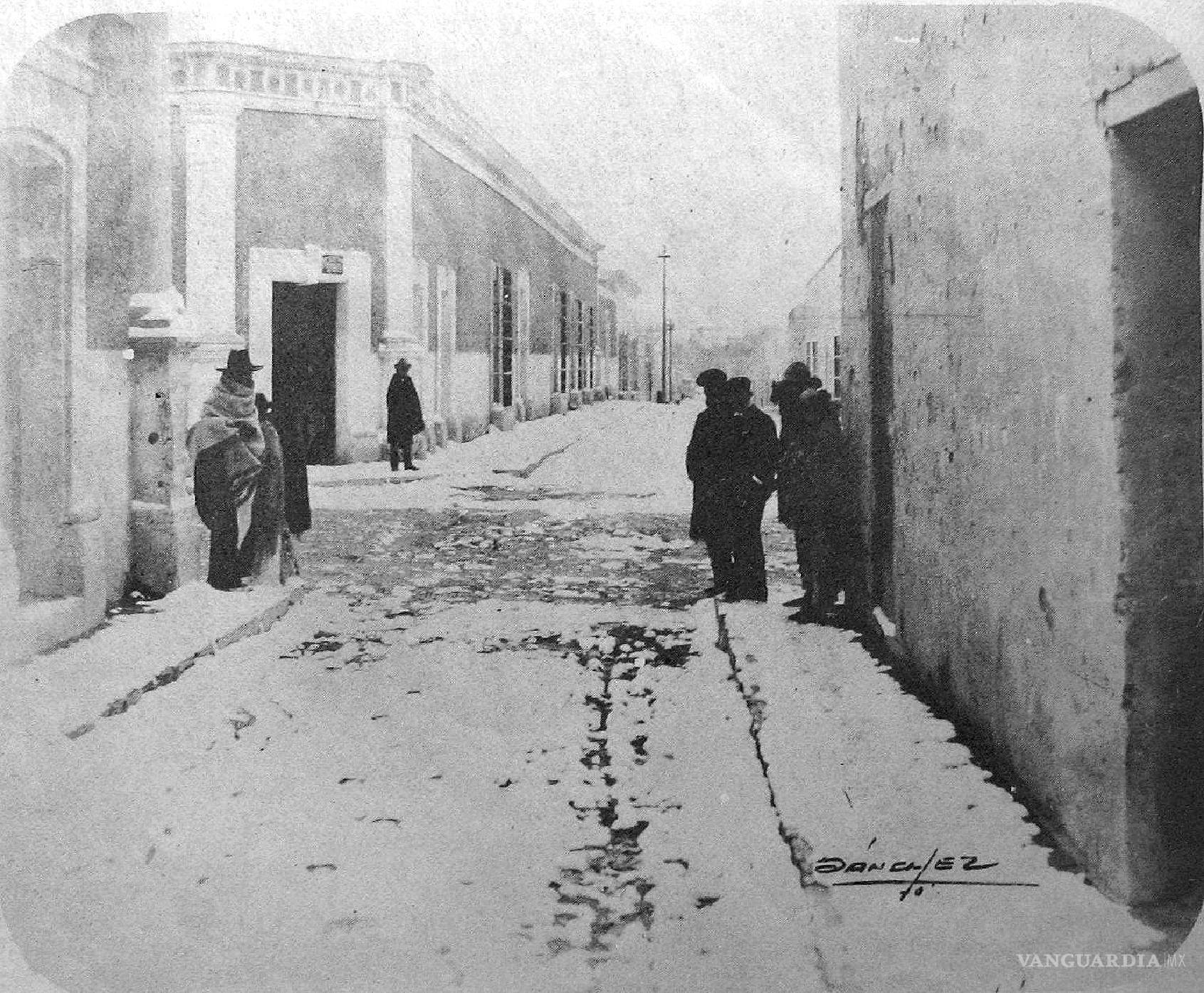 $!Son las calles del centro de Saltillo en 1918, aunque es complicado identificar cuáles son. En el lado izquierdo destaca un hombre de sombrero con lo que puede ser un reboso o sarape largo y grueso.