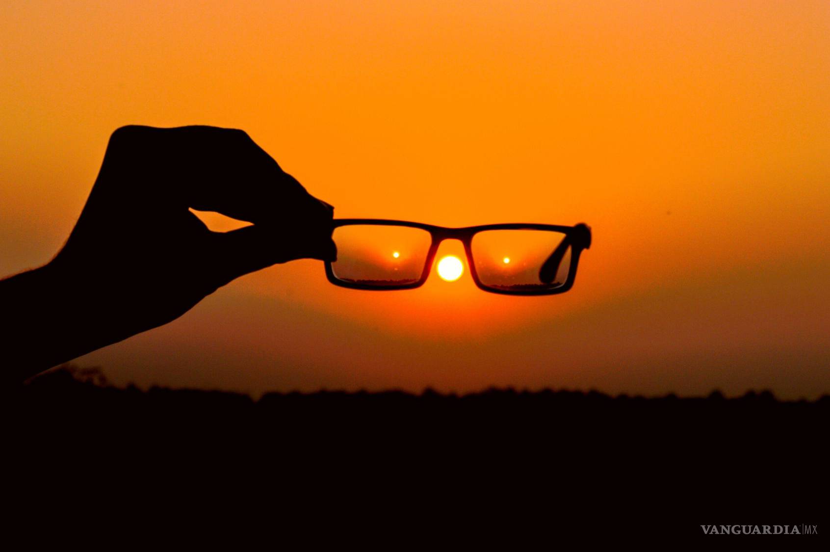 $!Usa gafas con filtro ISO 12312-2 para evitar daños permanentes en la retina.