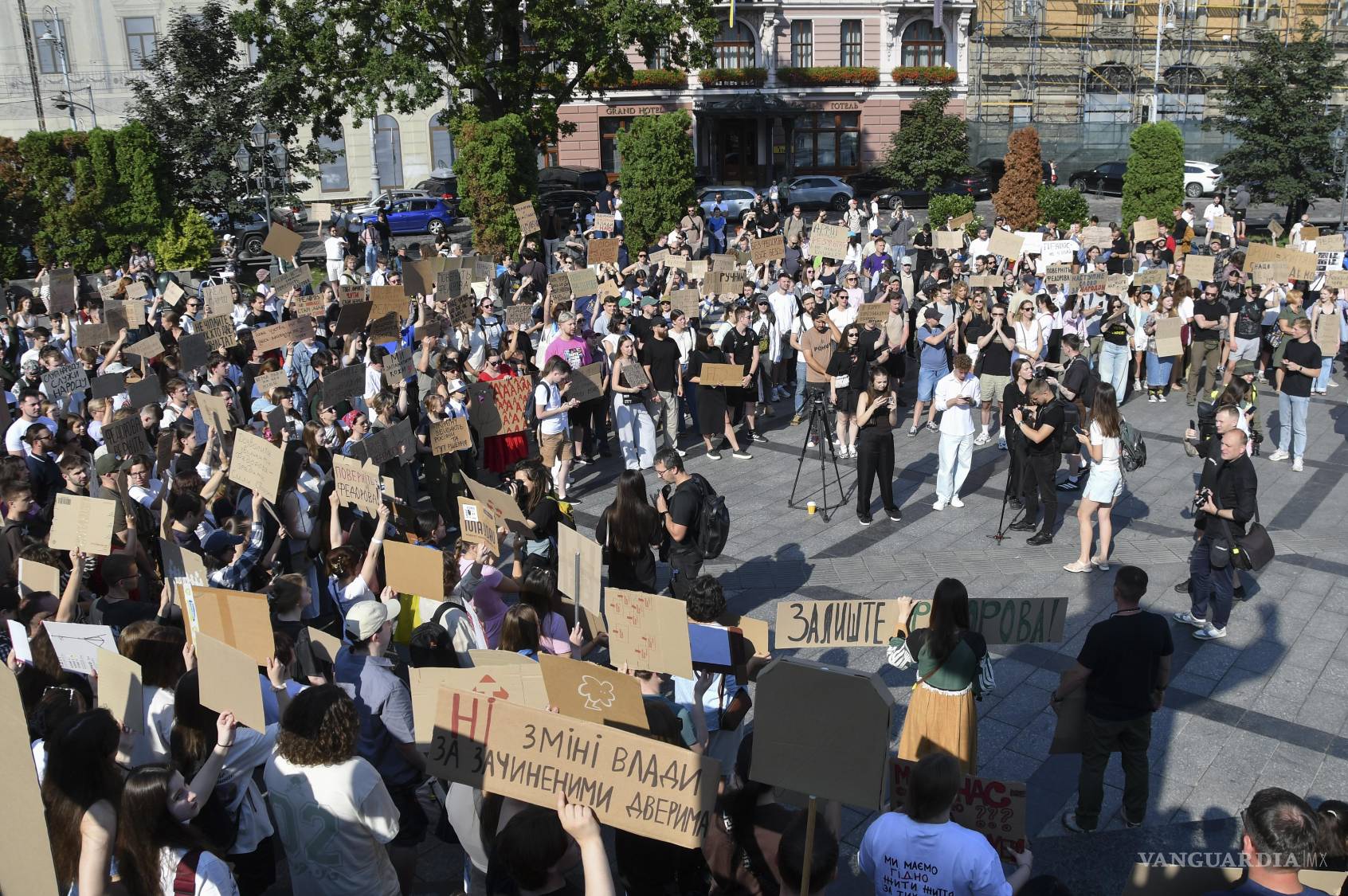 $!Ciudadanos ucranianos protestan en el centro de Kiev, Ucrania, contra la destitución del ministro de Defensa ucraniano, Mykhailo Fedorov.