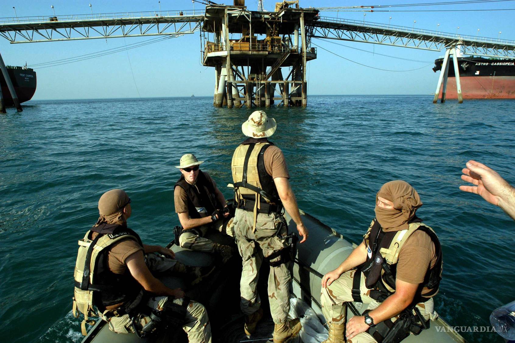 $!Marineros de la Armada estadounidense patrullan cerca de una plataforma petrolera iraquí en el Golfo Pérsico.