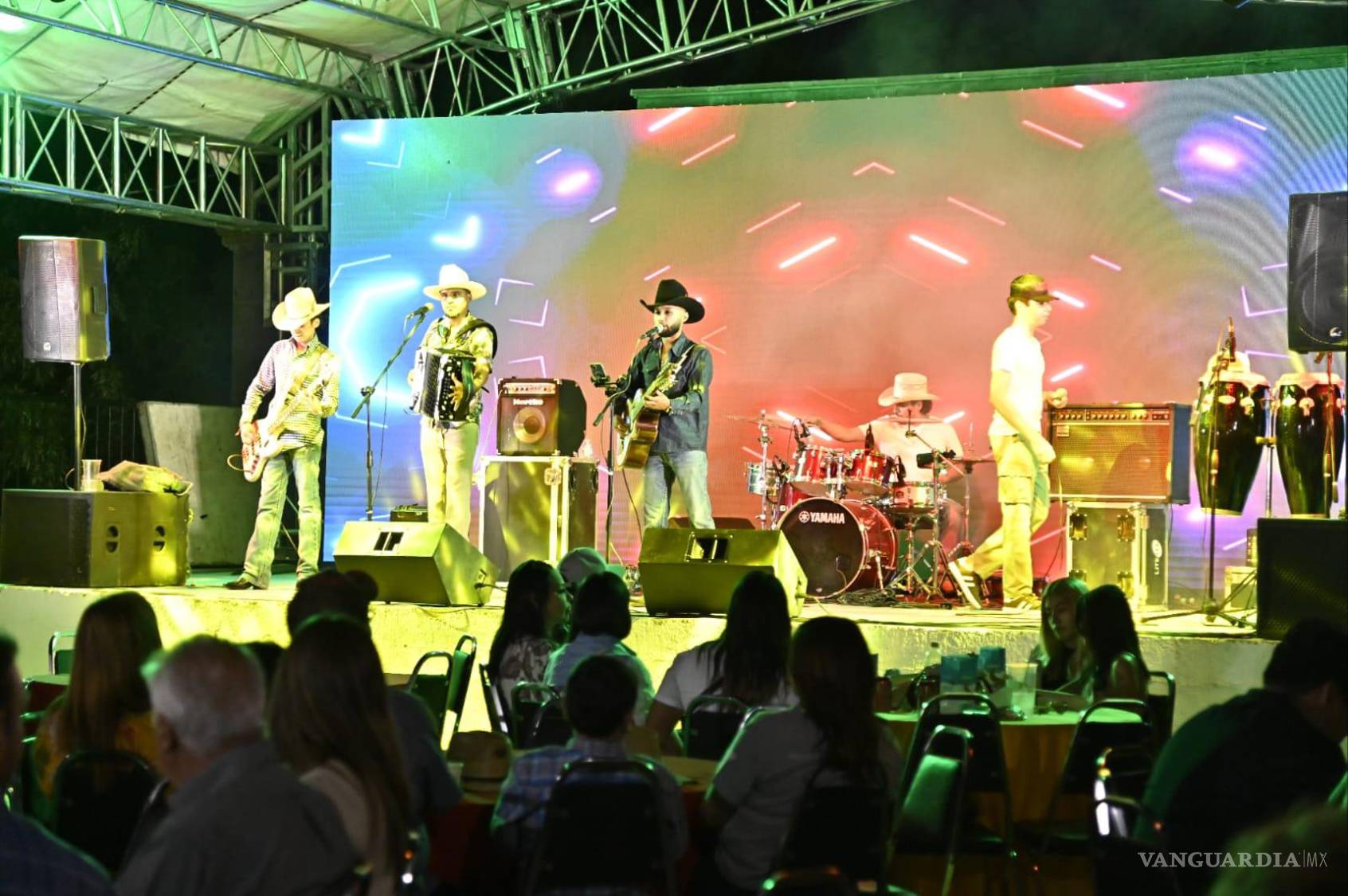 $!La música no faltó en el ambiente festivo.